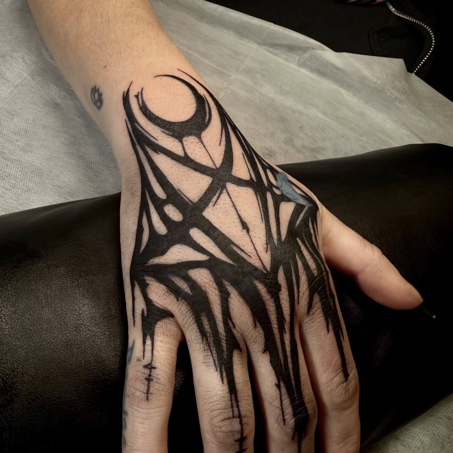 Abstract geometric pattern geometric tattoo on the hand by Ki ☆ SLC TATTOO ARTIST