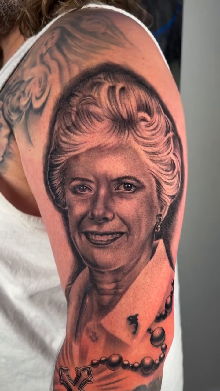 Woman and rosary beads realism tattoo by Fernando Andrade Jr
