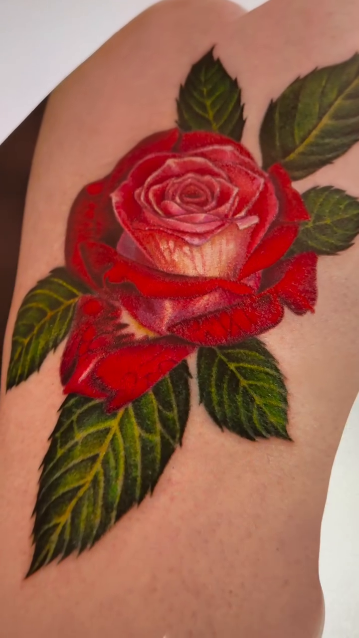 Red rose neo-traditional tattoo on the upper arm by ๐ก๐ฎ๐ป๐ฐ๐ โง ๐ก๐ฌ๐ ๐ง๐๐ง๐ง๐ข๐ข ๐๐ฅ๐ง๐๐ฆ๐งโง