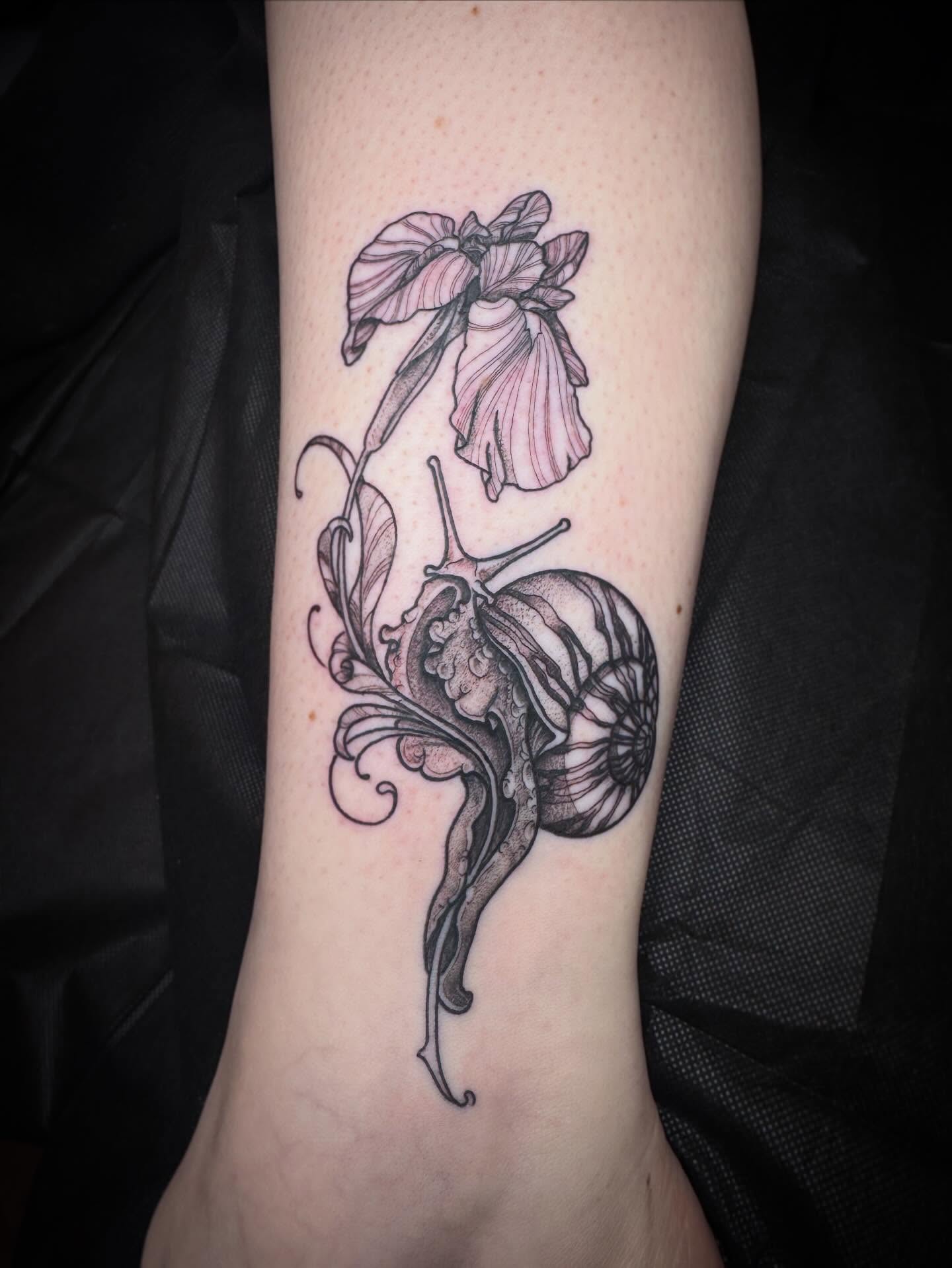 Snail and flower realism tattoo on the forearm by 🏵