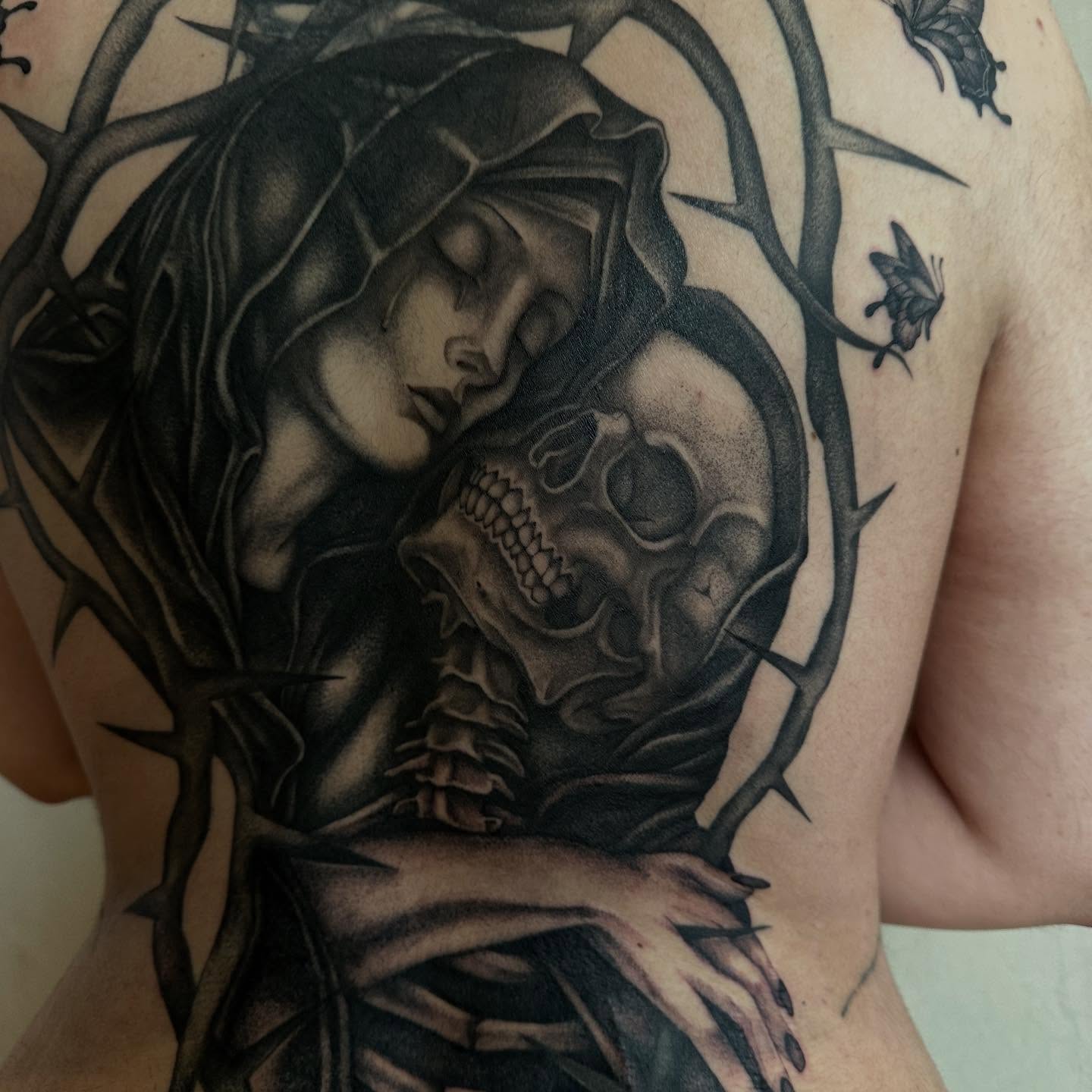 Woman and skull dark realism tattoo on the back by 𝖍𝖆𝖓𝖓𝖆𝖍