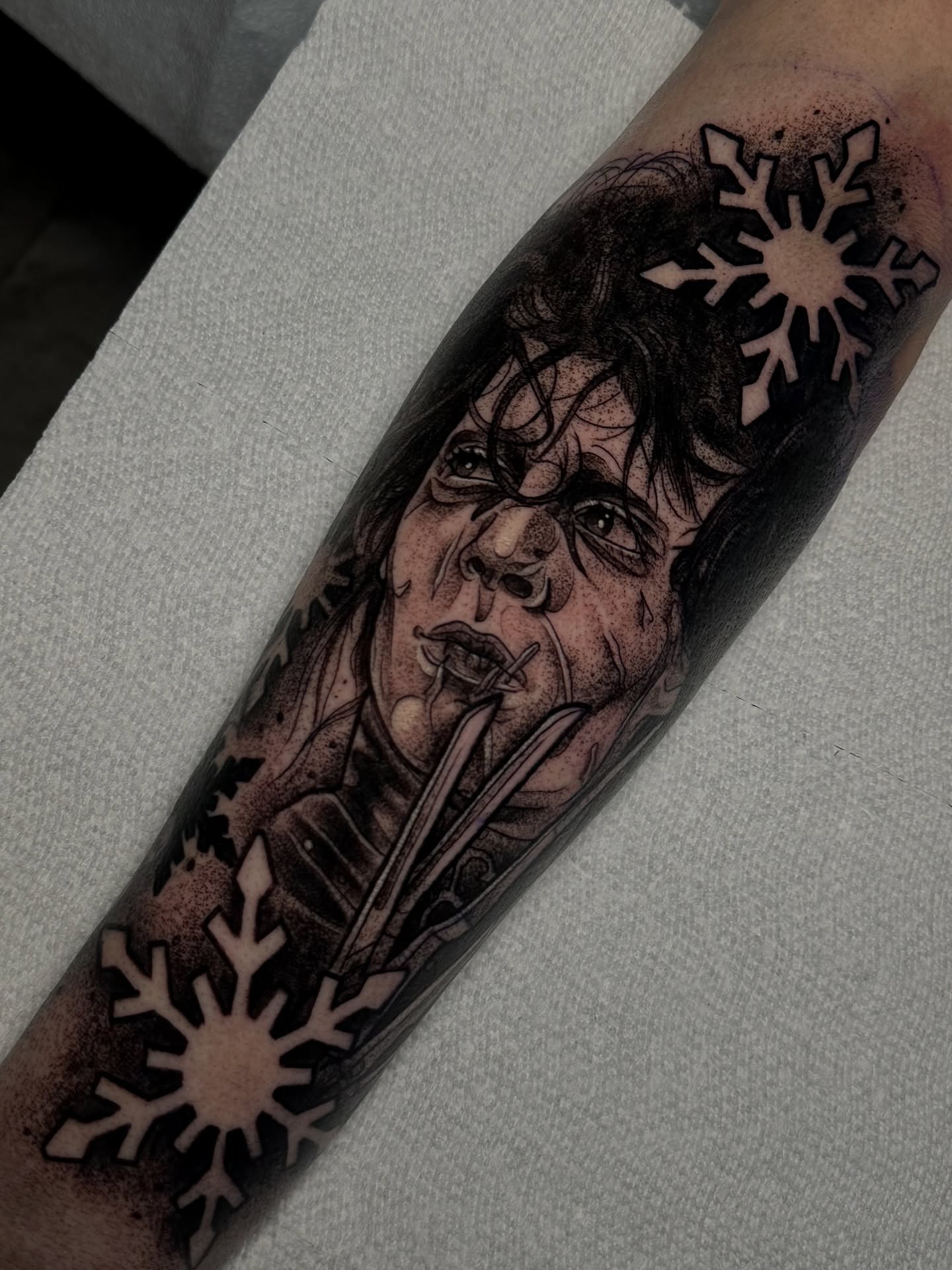 Portrait of a man realism tattoo on the forearm by 𝐀𝐮𝐬𝐭𝐢𝐧 𝐌𝐨𝐫𝐫𝐢𝐬𝐨𝐧 𝐓𝐚𝐭𝐭𝐨𝐨𝐬