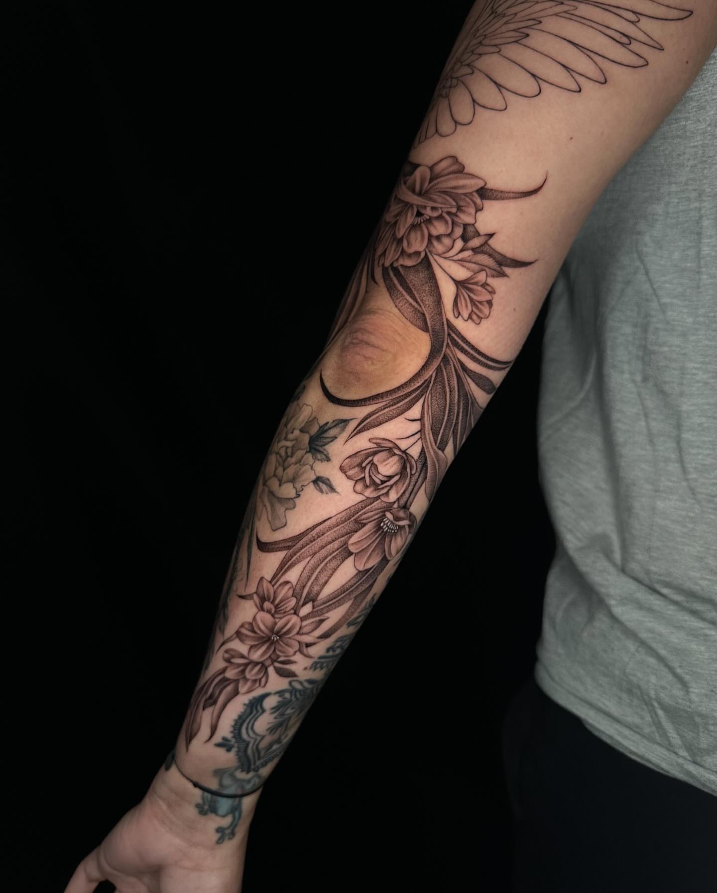 Floral design black and grey tattoo on the forearm by Jhonny David lay