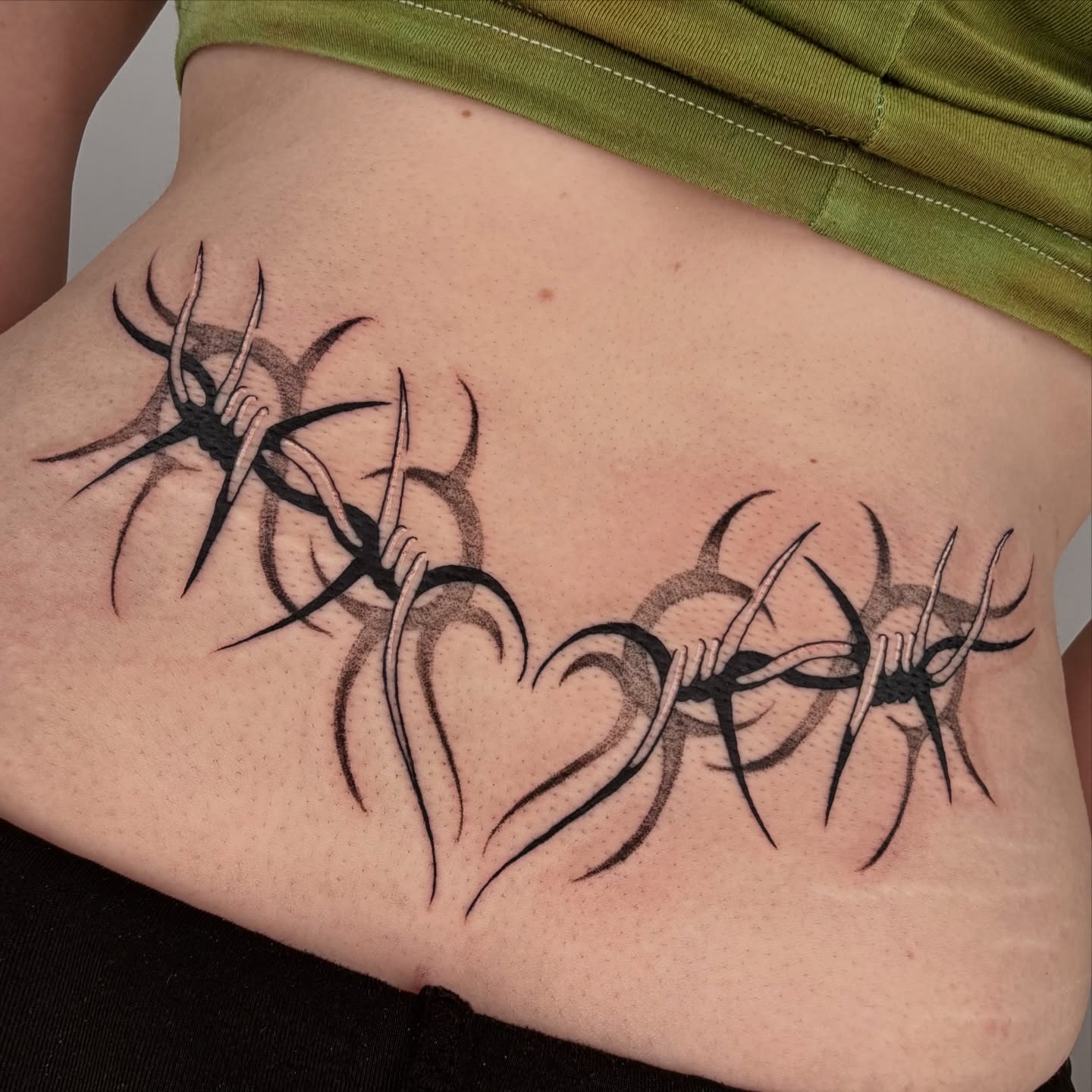 Barbed wire black and grey tattoo on the ribs by 𝔓𝔢𝔞𝔠𝔥𝔶 𝔄𝔫𝔰𝔩𝔢𝔶