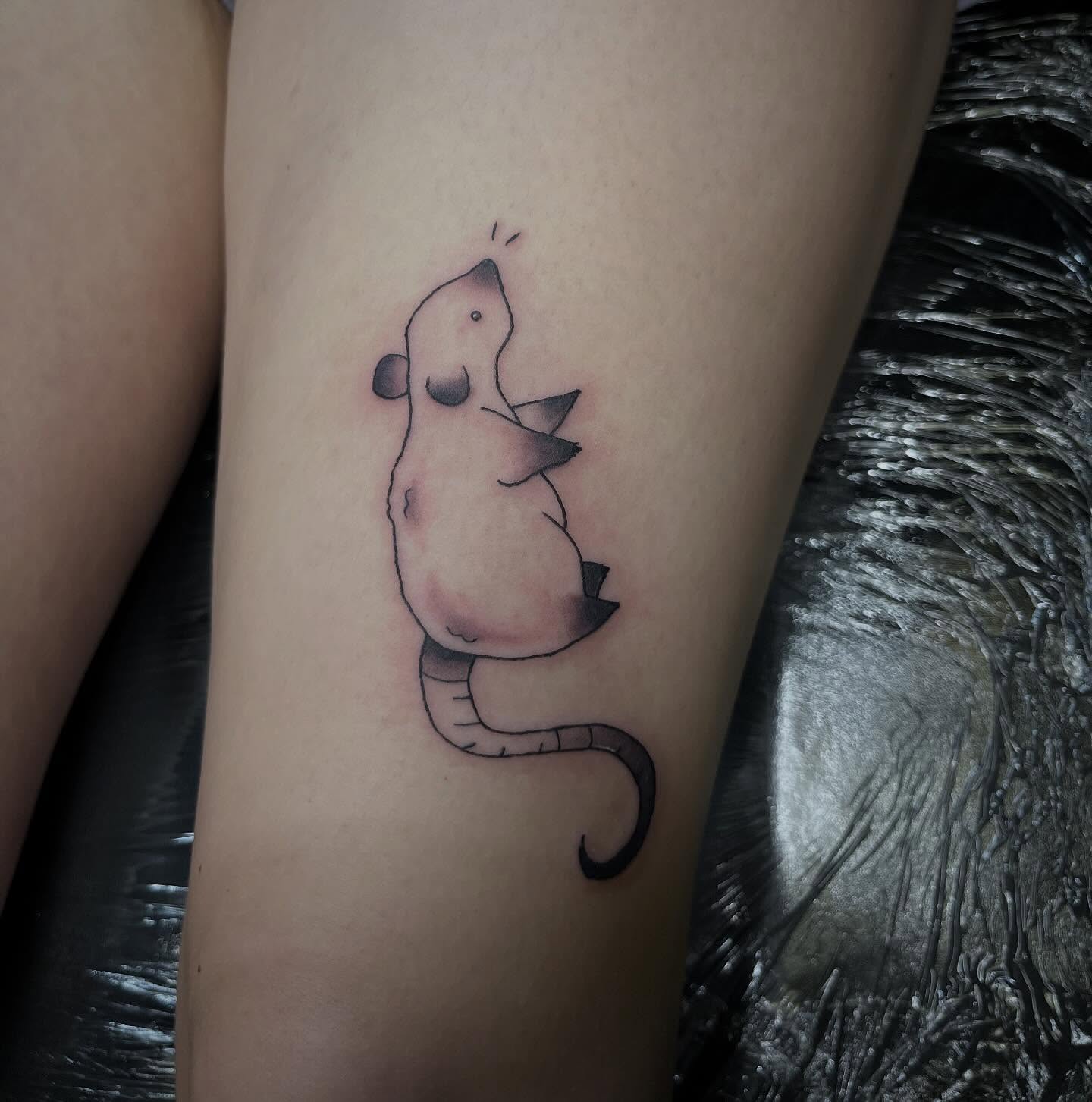 Mouse minimalist tattoo on the thigh by Jazzy
