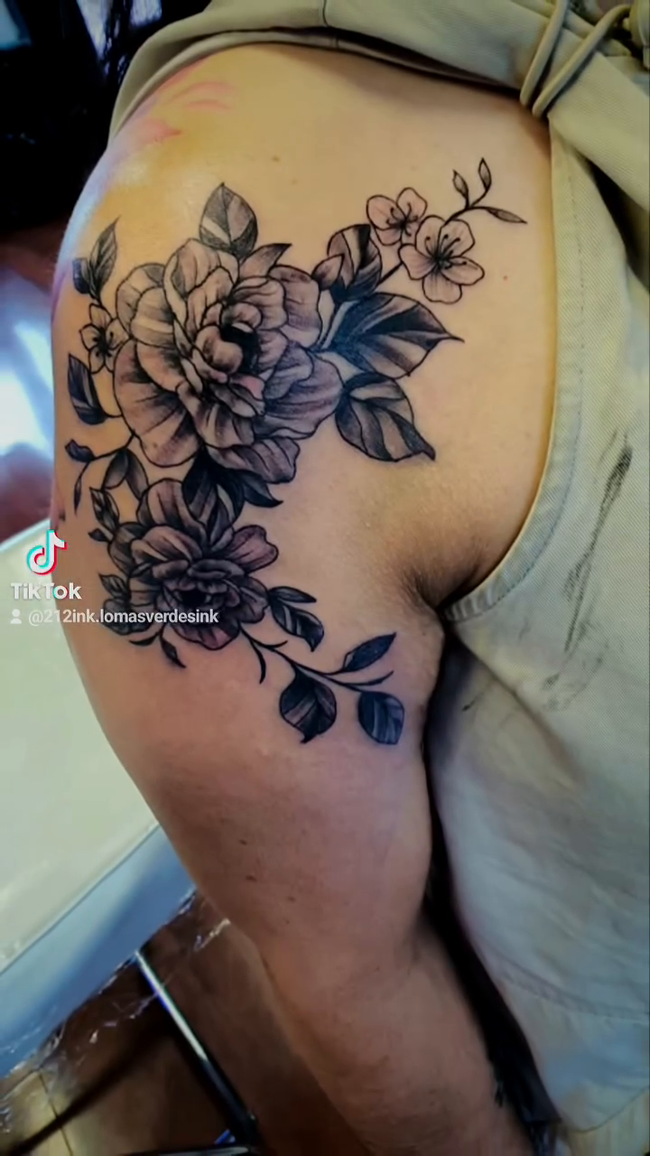 Floral arrangement dotwork tattoo on the shoulder by Tatuajes Betto Ink Tattoo