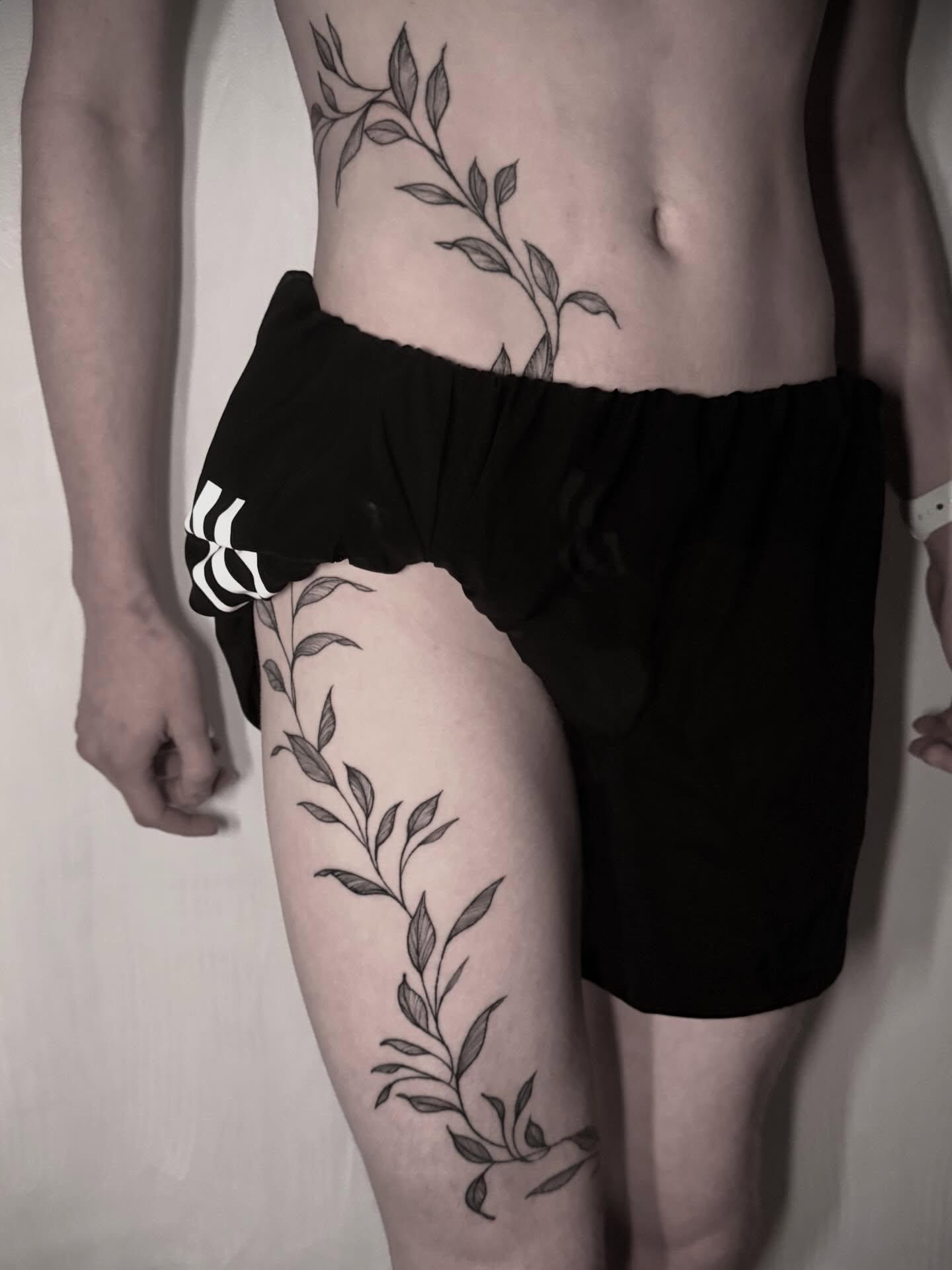 Leaf vine black and grey tattoo on the thigh by Tattoos by Robyn Pallotta, Austin, Texas