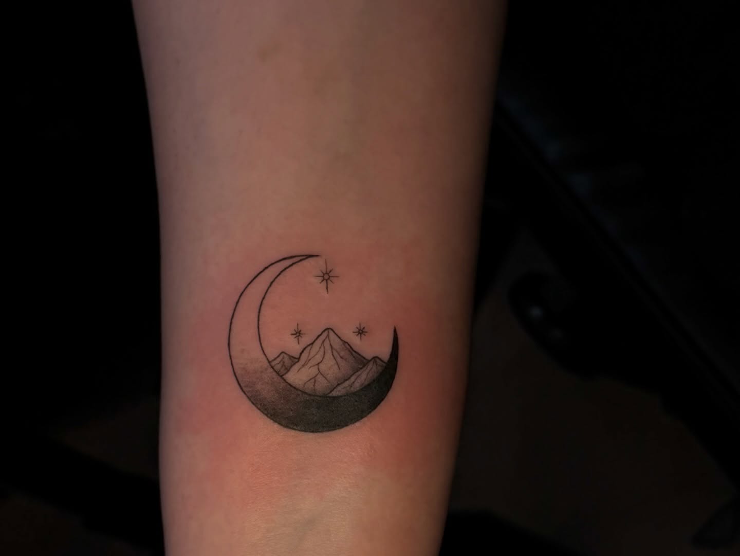 Tattoo by @lou.etherealtattoo — minimalist, geometric