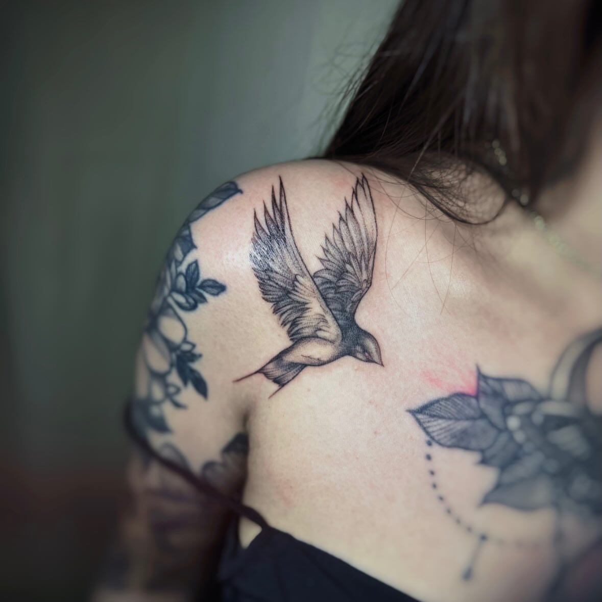 Bird black and grey tattoo on the shoulder by 墨匠紋身|新店店, New Taipei City