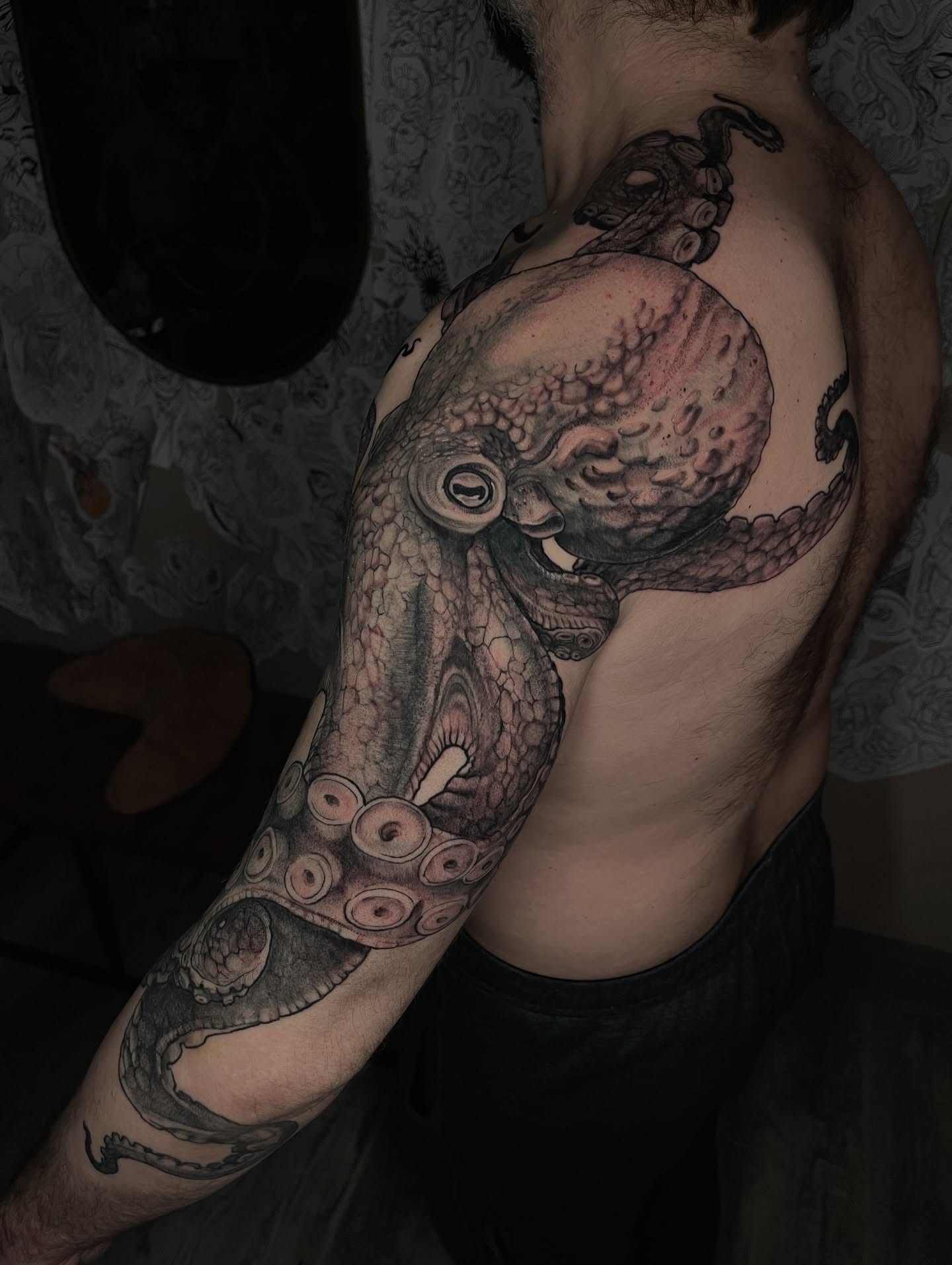 Octopus realism tattoo on the upper arm by carly g โ๏ธ ๐๐๐ค ๐ฝ๐๐๐ ๐๐ฆ