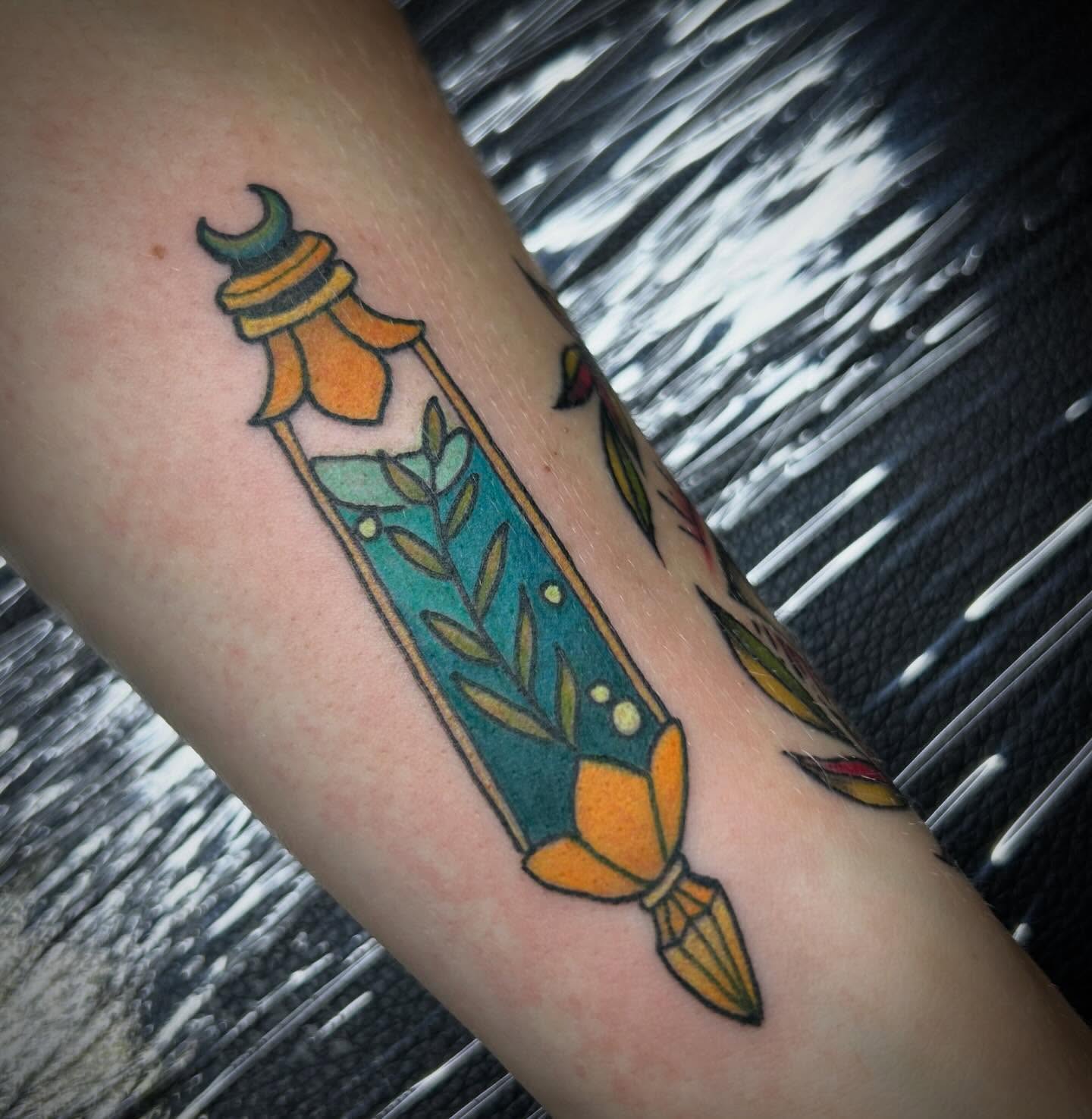 Arrow with floral motifs American traditional tattoo on the forearm by Pᴇɪɢʜᴛᴏɴ "Fʟᴀsʜ", Phoenix, Arizona