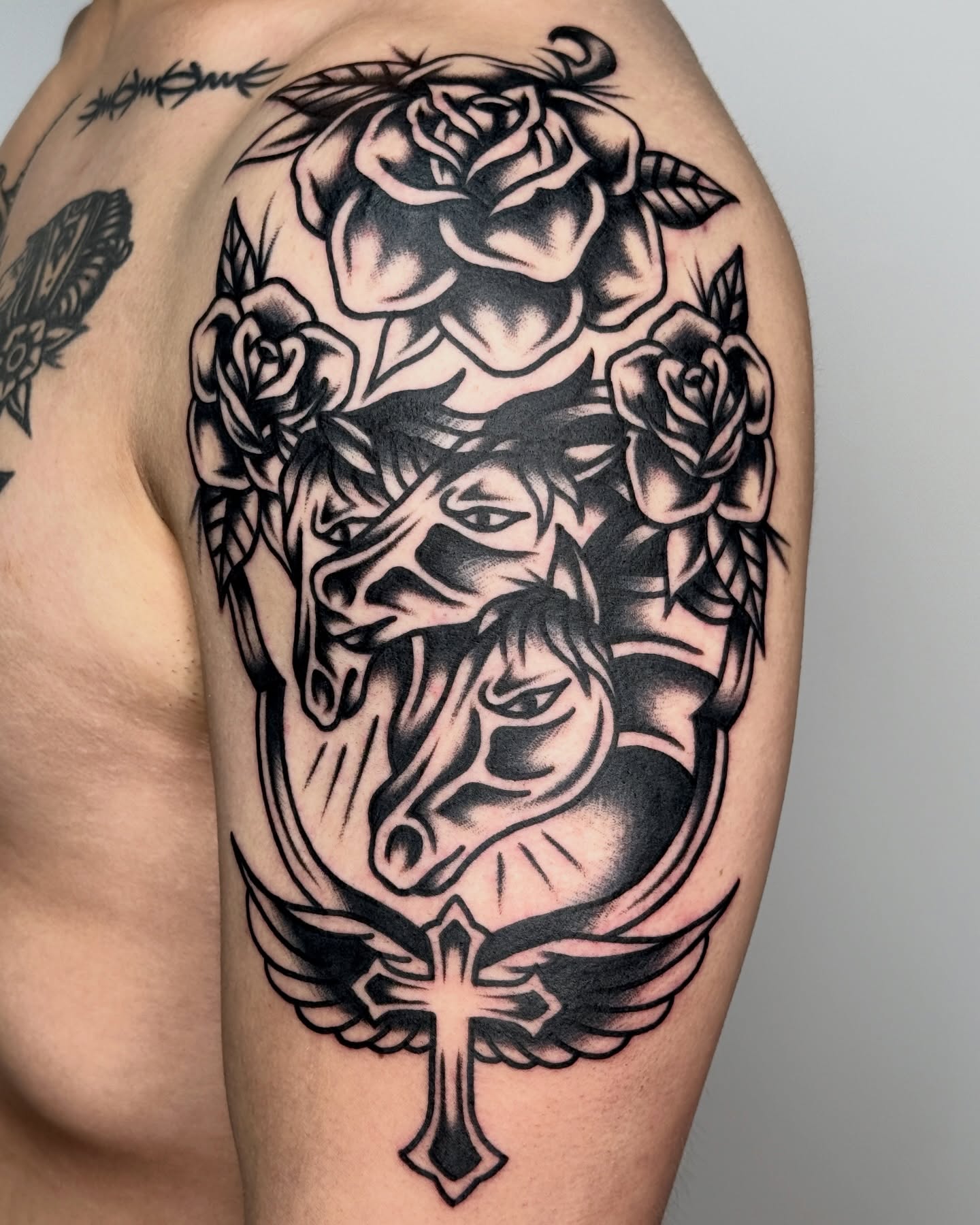 Horse and roses realism tattoo on the thigh by 올드스쿨타투 블랙스쿨타투 부천타투 알로