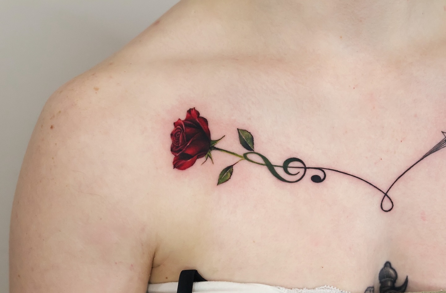 Red rose realism tattoo on the shoulder by 𝒀𝒖𝒏𝒎𝒊 𝑷𝒂𝒓𝒌