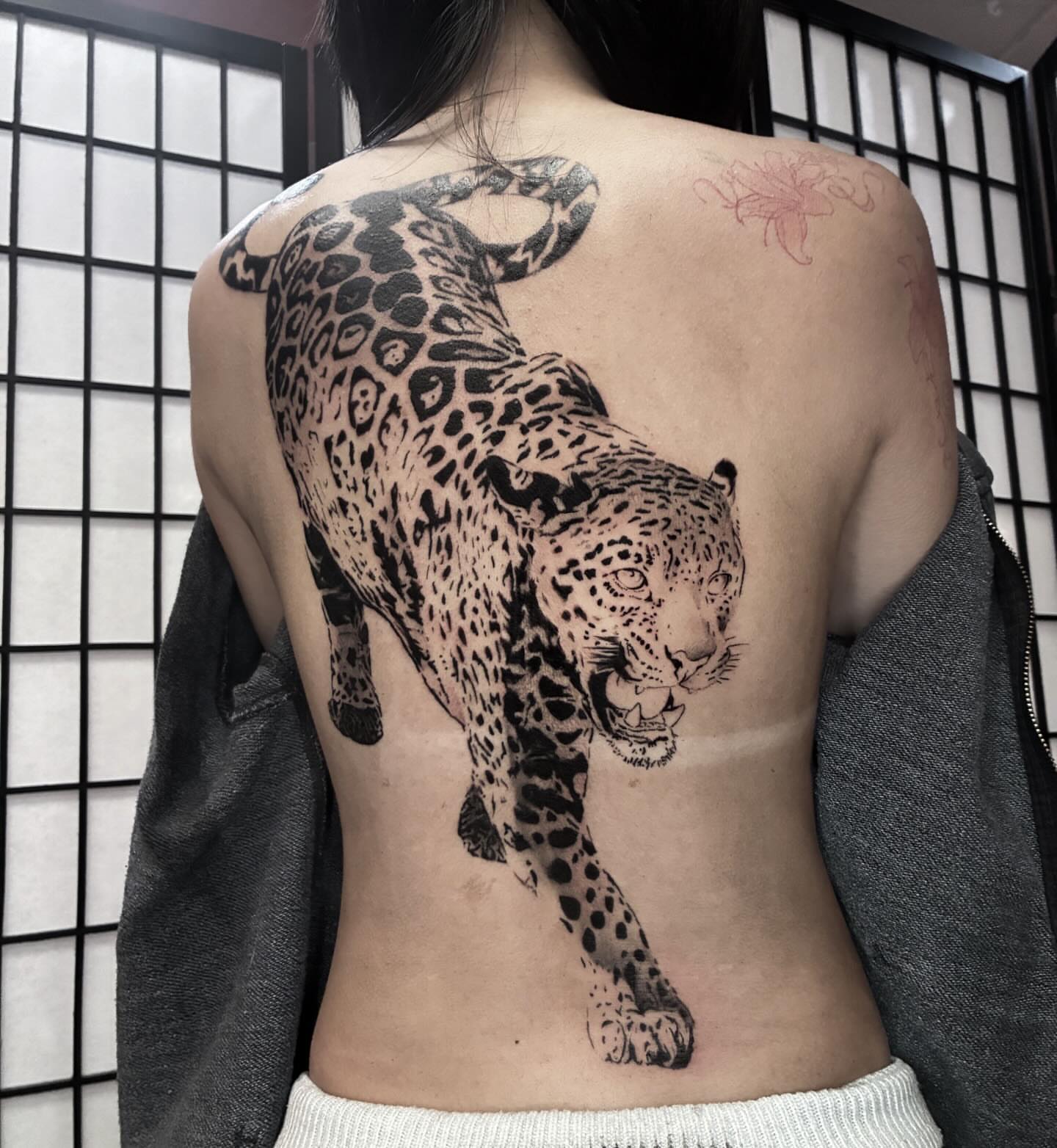 Leopard realism tattoo on the back by ๐๐ช๐๐ซ๐ก๐ ๐๐ฏ๐ถ๐ฉ๐