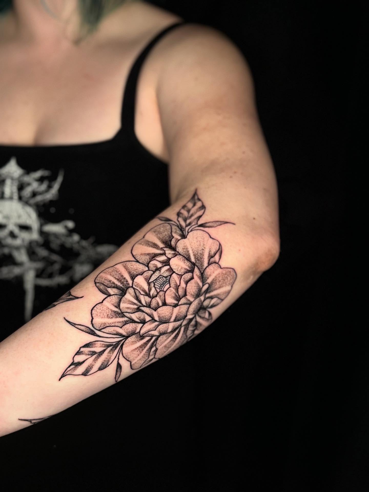 Peony black and grey tattoo on the forearm by Adrián Banuelos
