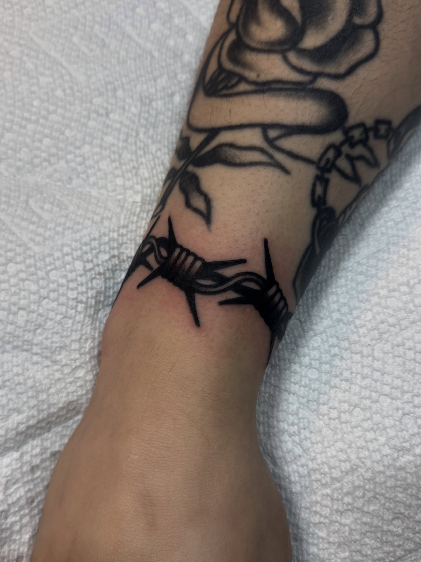 Barbed wire black and grey tattoo on the forearm by Nicholas Tidler