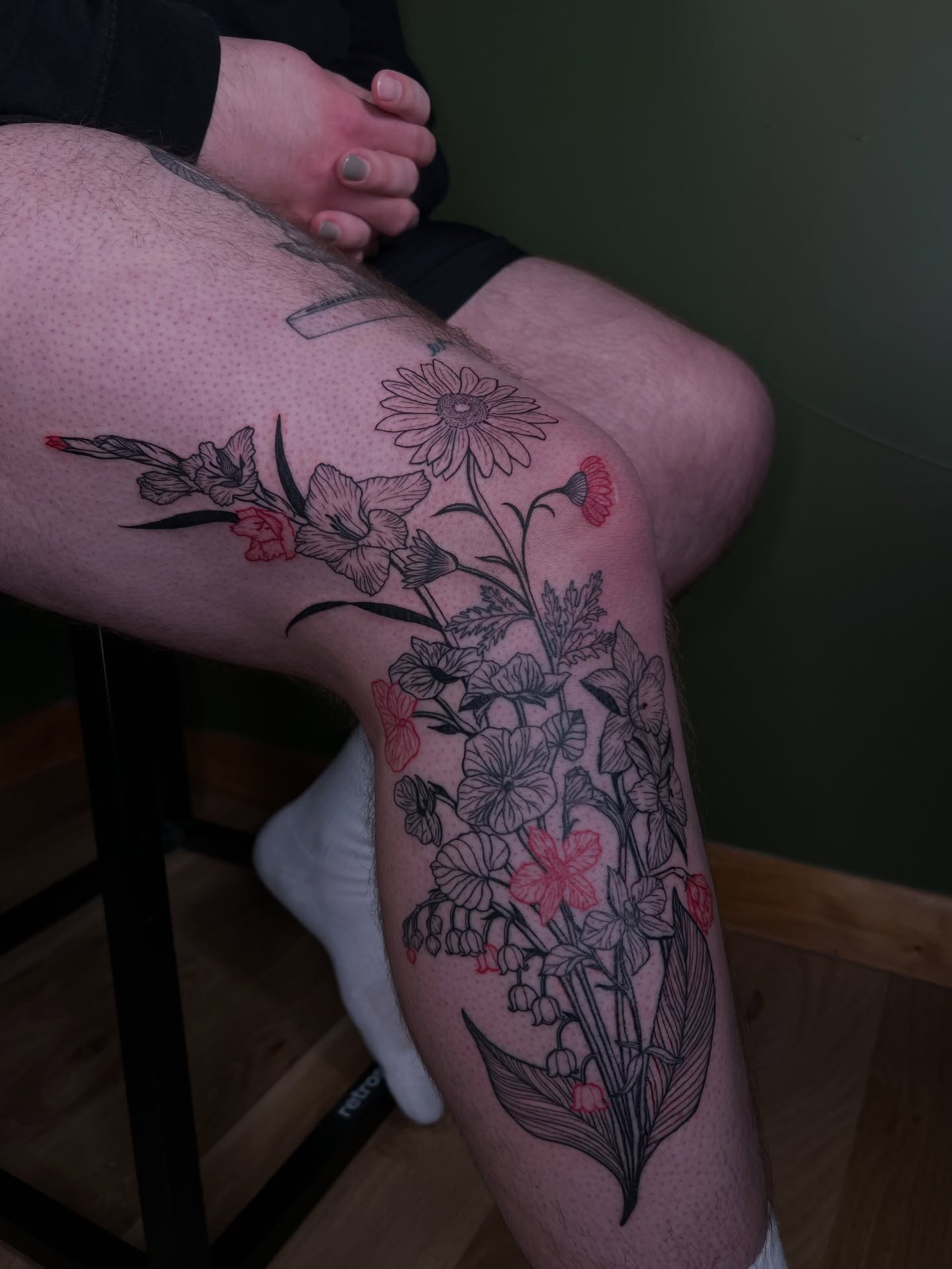 Botanical flowers realism tattoo on the thigh by ๐ฅ ๐๐ฅ๐๐ฑ๐ข๐ฌ ๐ฅ