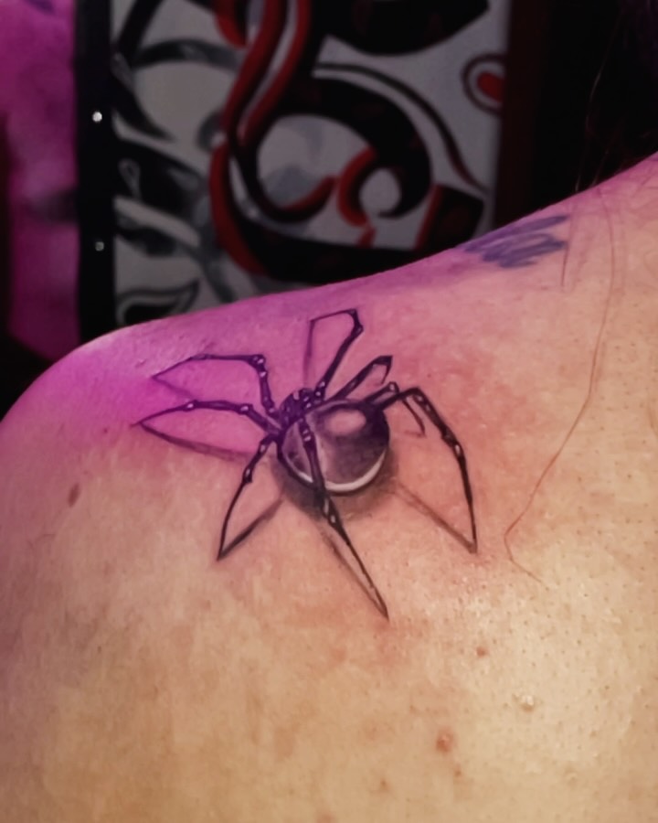 Tattoo by @mami_g_tat2z — realism
