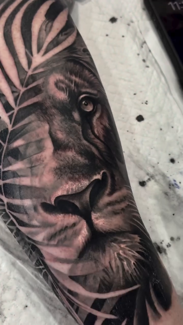 Lion with foliage realism tattoo by Ali Saleh 🇱🇧 Detroit Tattoo Artist, Dearborn, Michigan