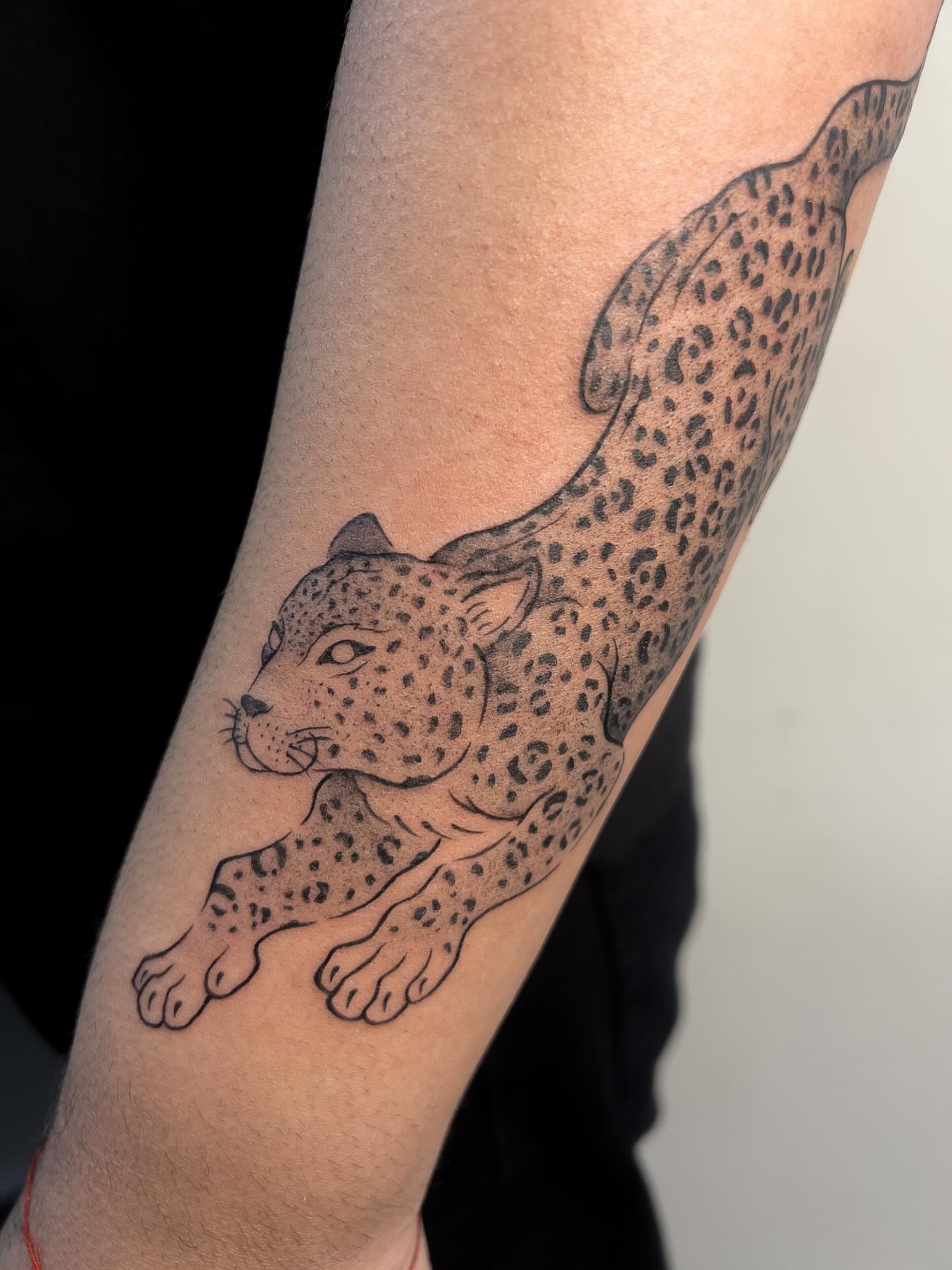 Leopard black and grey tattoo on the forearm by Diana García