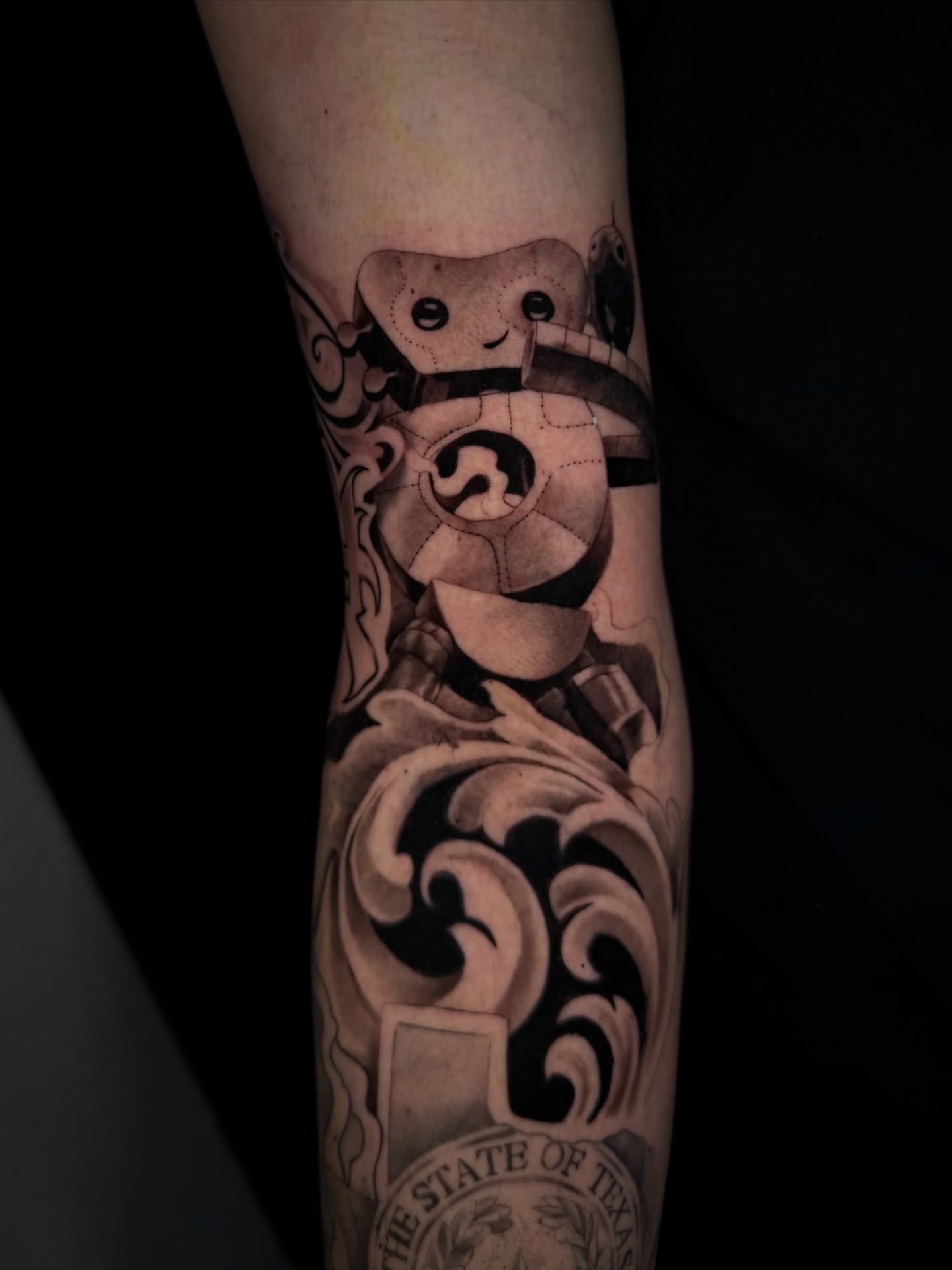 Robotic figure realism tattoo on the forearm by R O M y R I N C Ó N