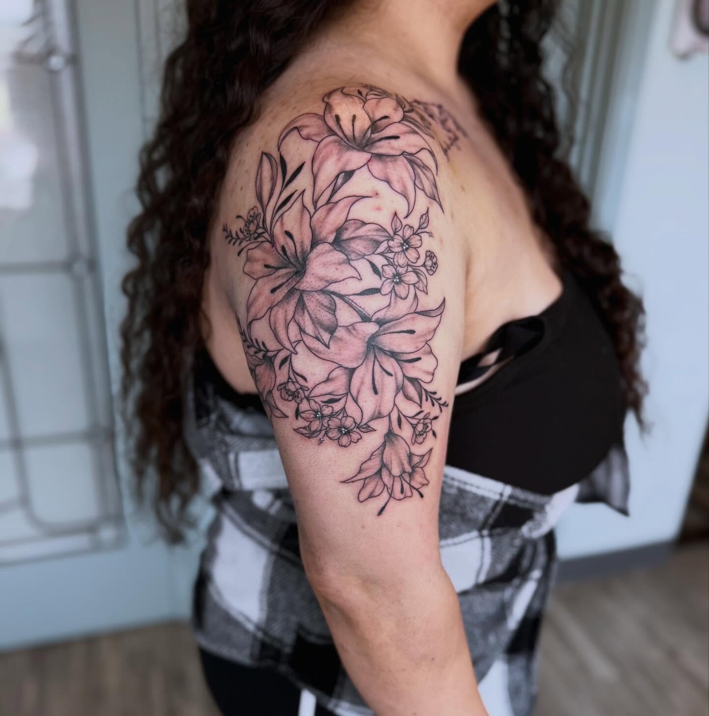 Tattoo by @hannahleetattoos — black_and_grey