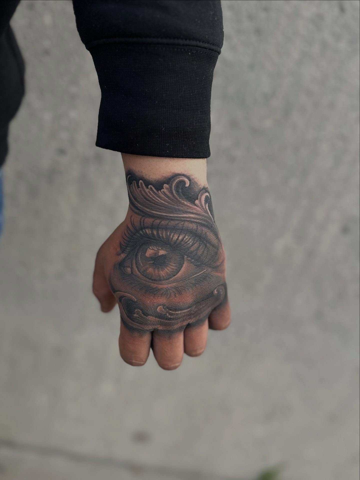 Eye realism tattoo on the hand by Ruben