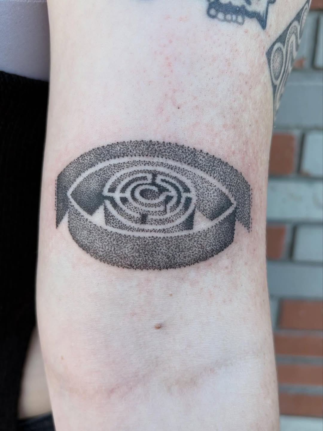 Tattoo by @sawnja.do.tattoos — dotwork, geometric