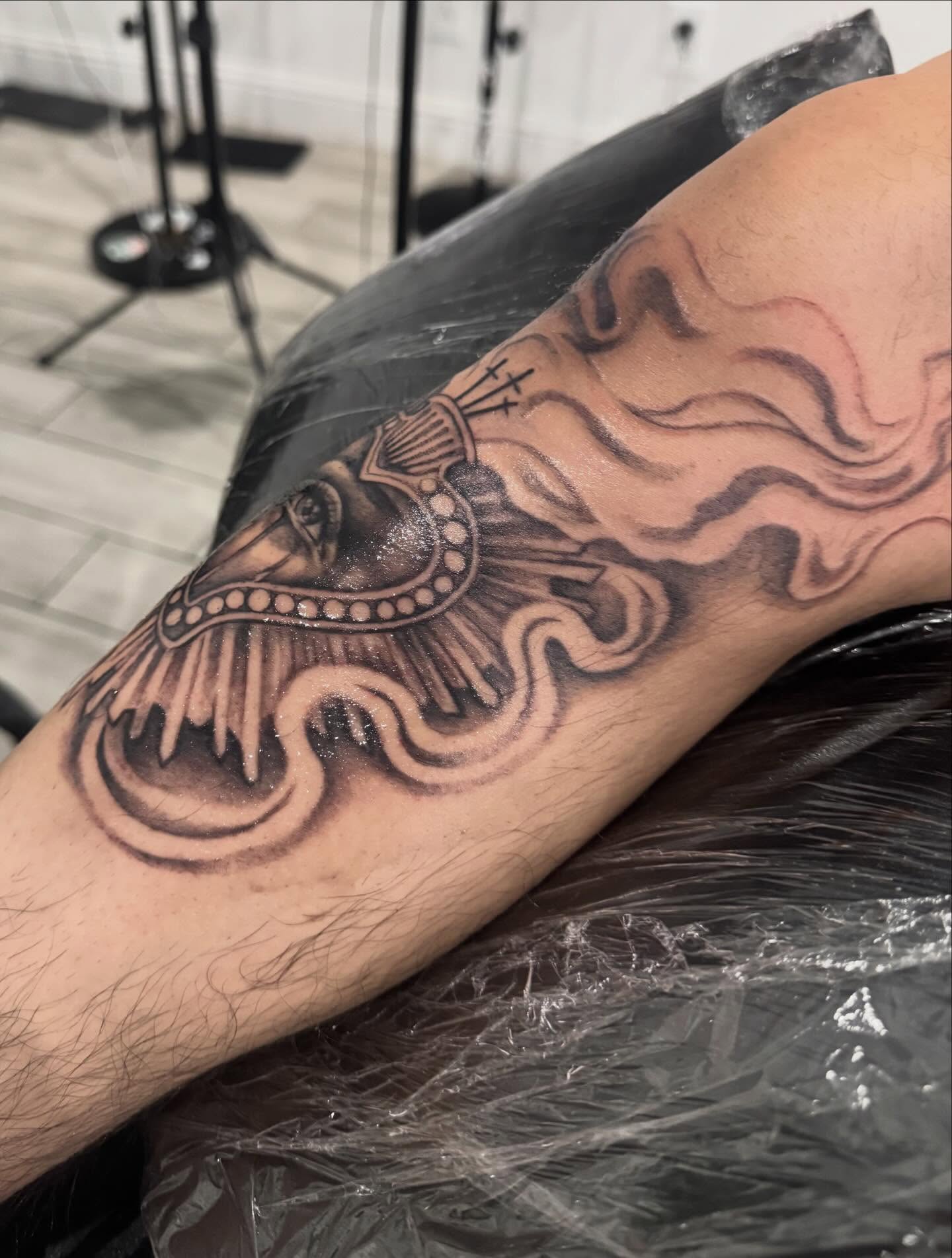 Flame and skull black and grey tattoo on the forearm by dallas tattoo artist ๐ฒ๐ฝ bilingue