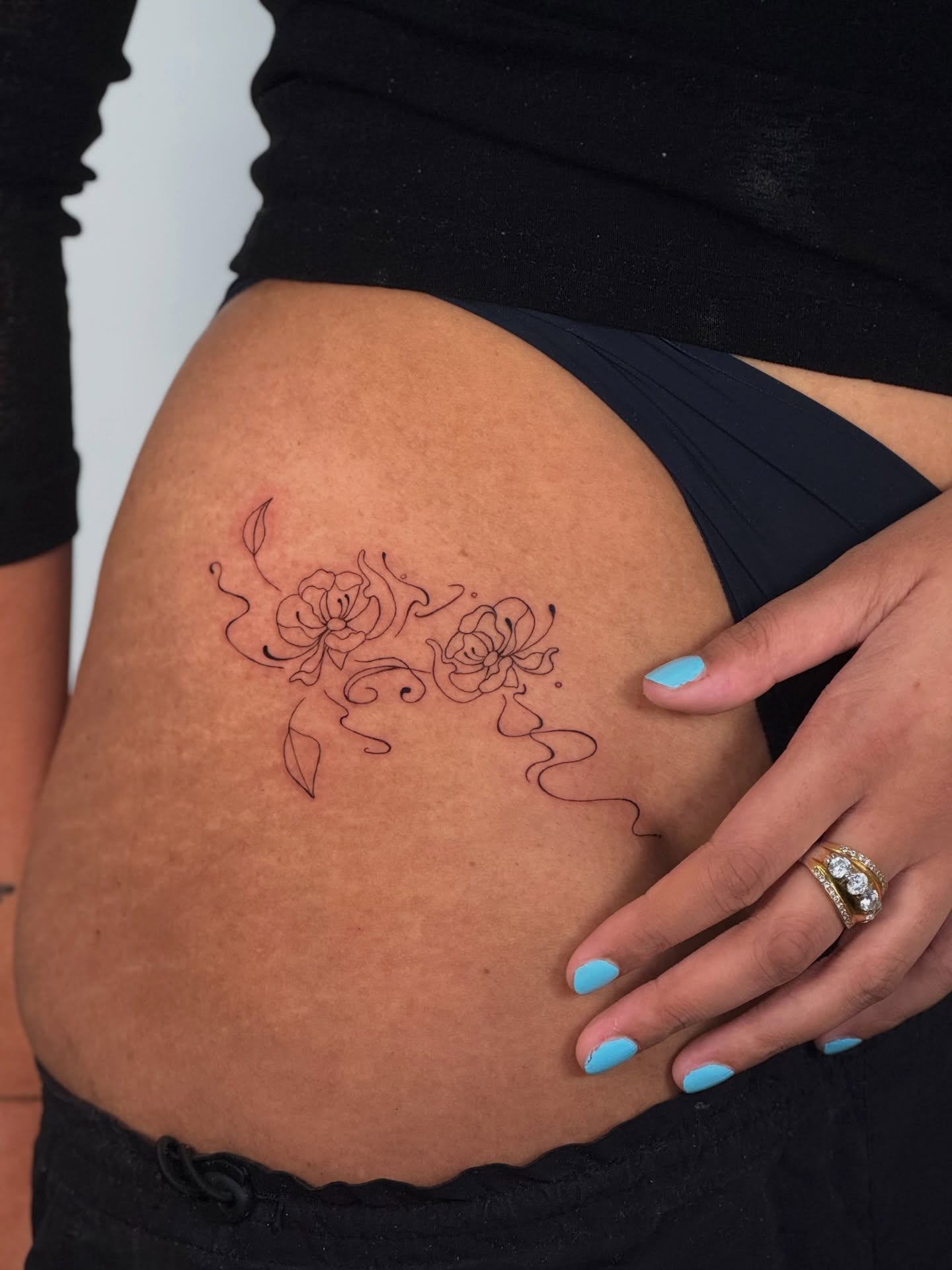 Floral design fine line tattoo on the thigh by Jules Ink ⋆ Fineline Tattoo