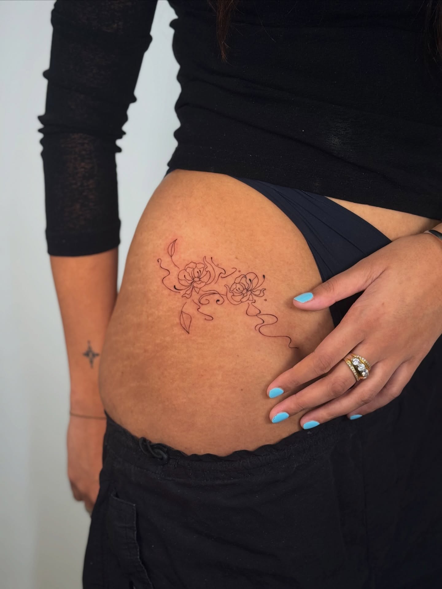 Floral design fine line tattoo on the thigh by Jules Ink ⋆ Fineline Tattoo