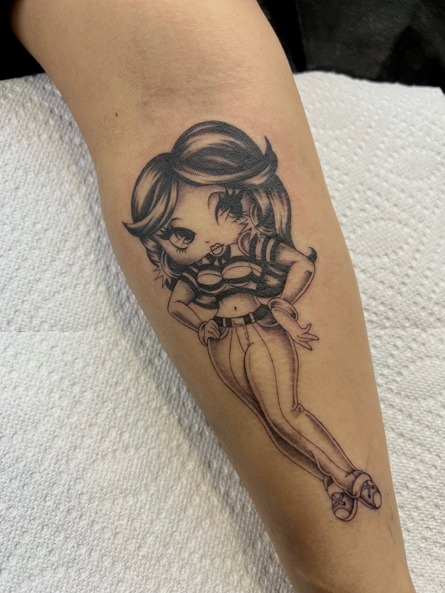 Pin-up girl black and grey tattoo on the forearm by ๐ฏ๐๐๐๐๐๐๐๐ ๐ฒ๐๐๐๐๐๐๐ โ โ๐พ๐๐ฎ๐ด๐ฌโ โ