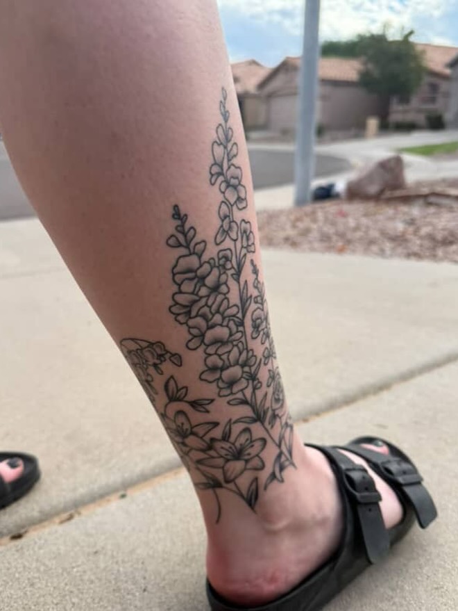 Floral arrangement black and grey tattoo on the calf by ๐๐๐ฑ๐ฑ๐ฌ๐ฌ ๐๐ฏ๐ฑ๐ฆ๐ฐ๐ฑ