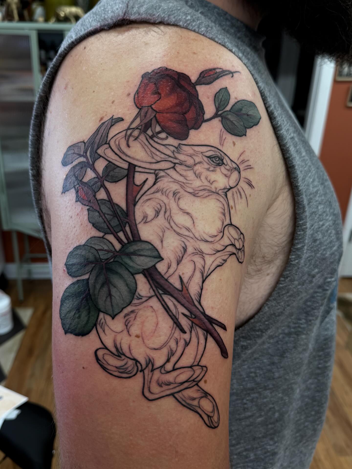 Rabbit and rose realism tattoo on the upper arm by β₯πΈππͺπ€π€π ππβπππβ₯