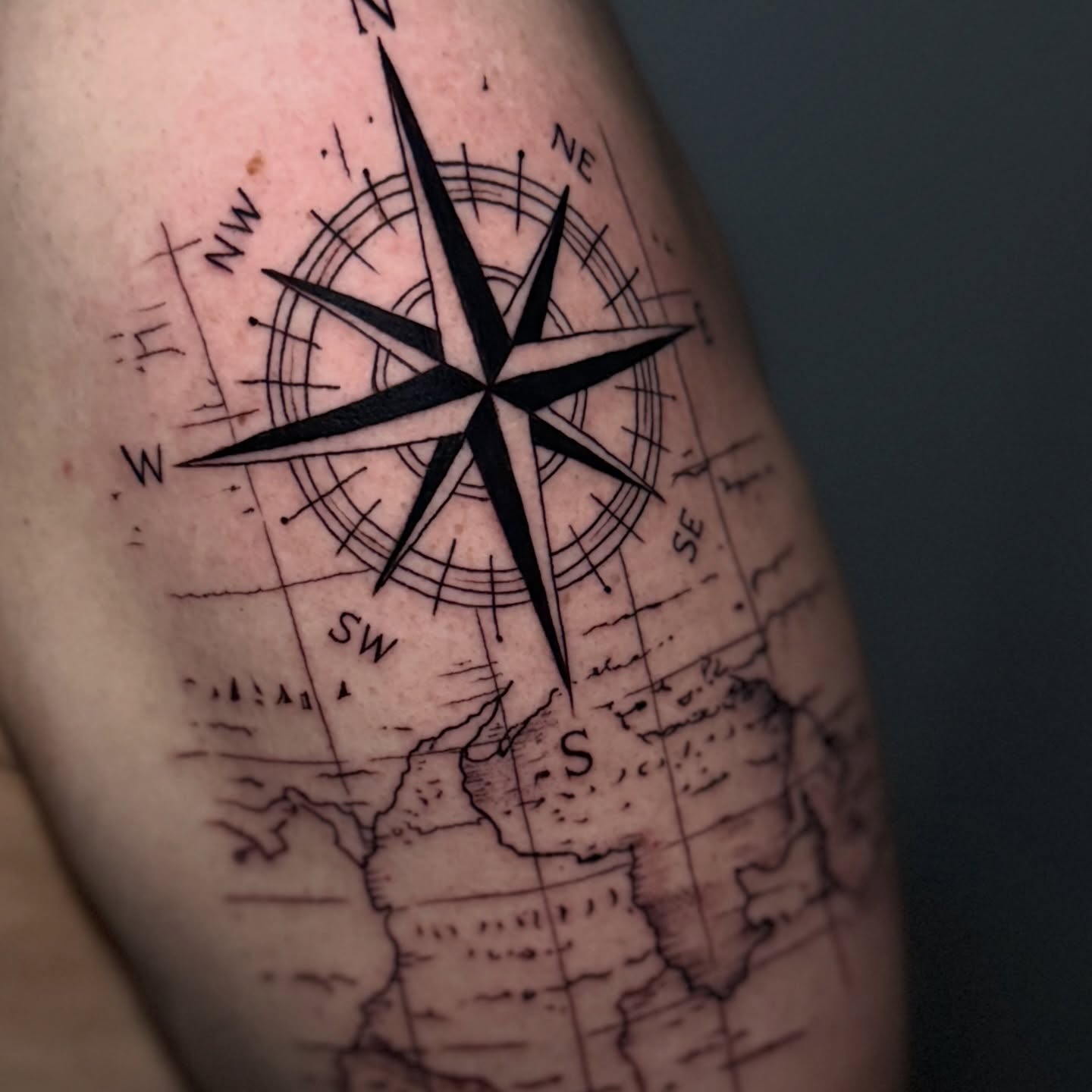 Tattoo by @jackse_e β black_and_grey