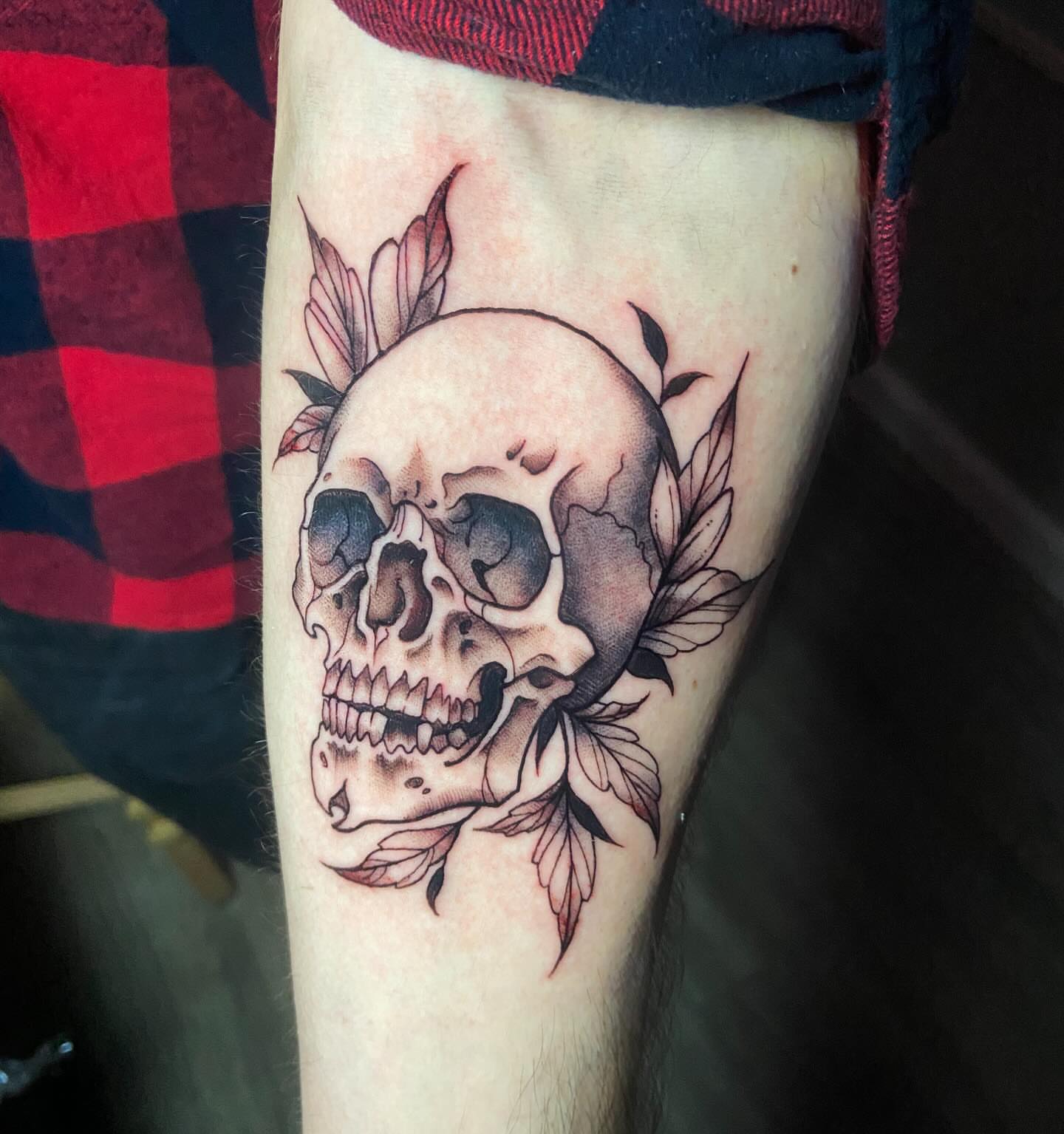 Skull with leaves realism tattoo on the forearm by โ๏ธ ๐๐ฎ๐ฐ๐ธ๐ถ๐ฒ โ๏ธ