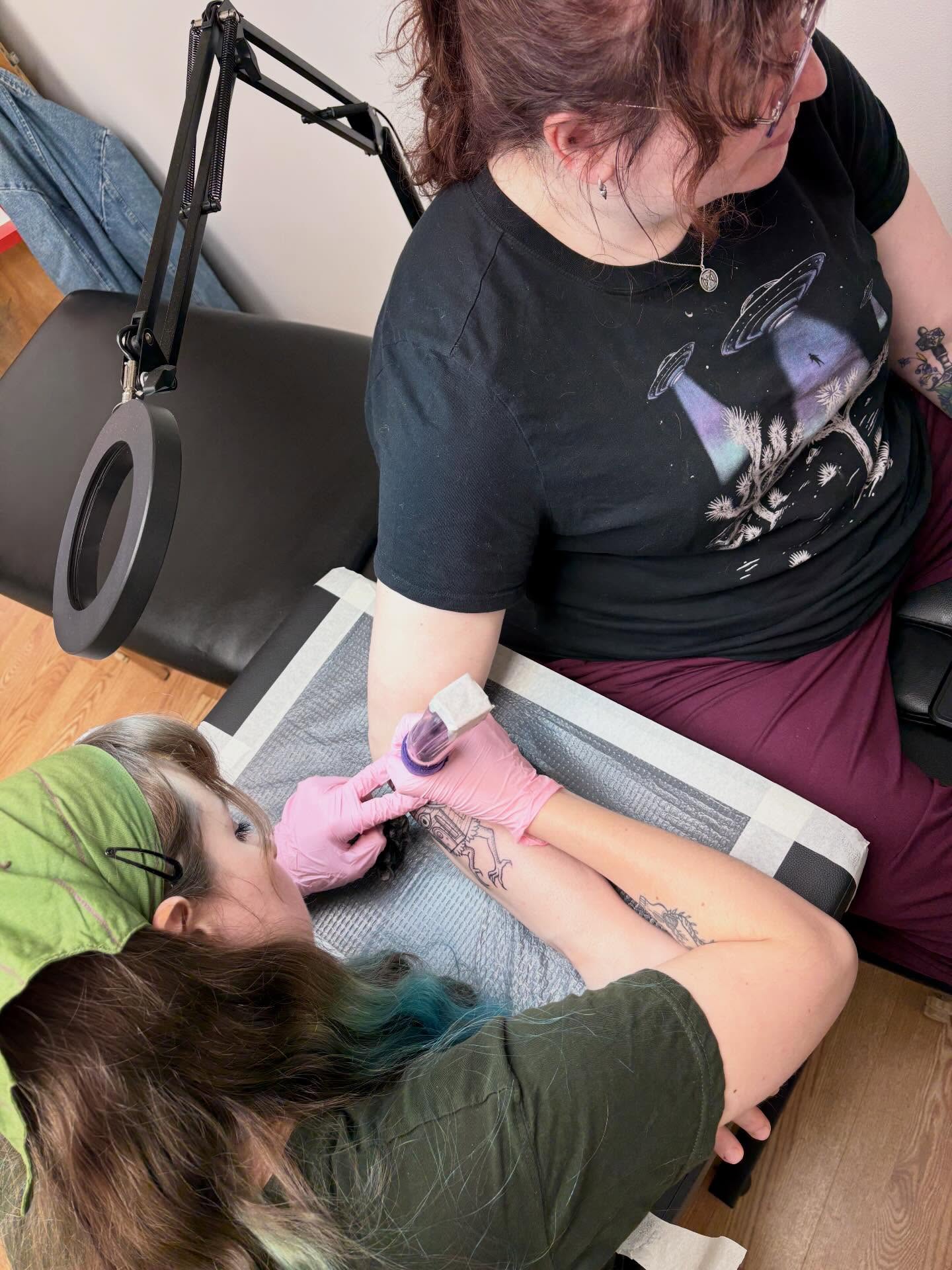 Tattoo artist American traditional tattoo on the upper arm by Laura🦋