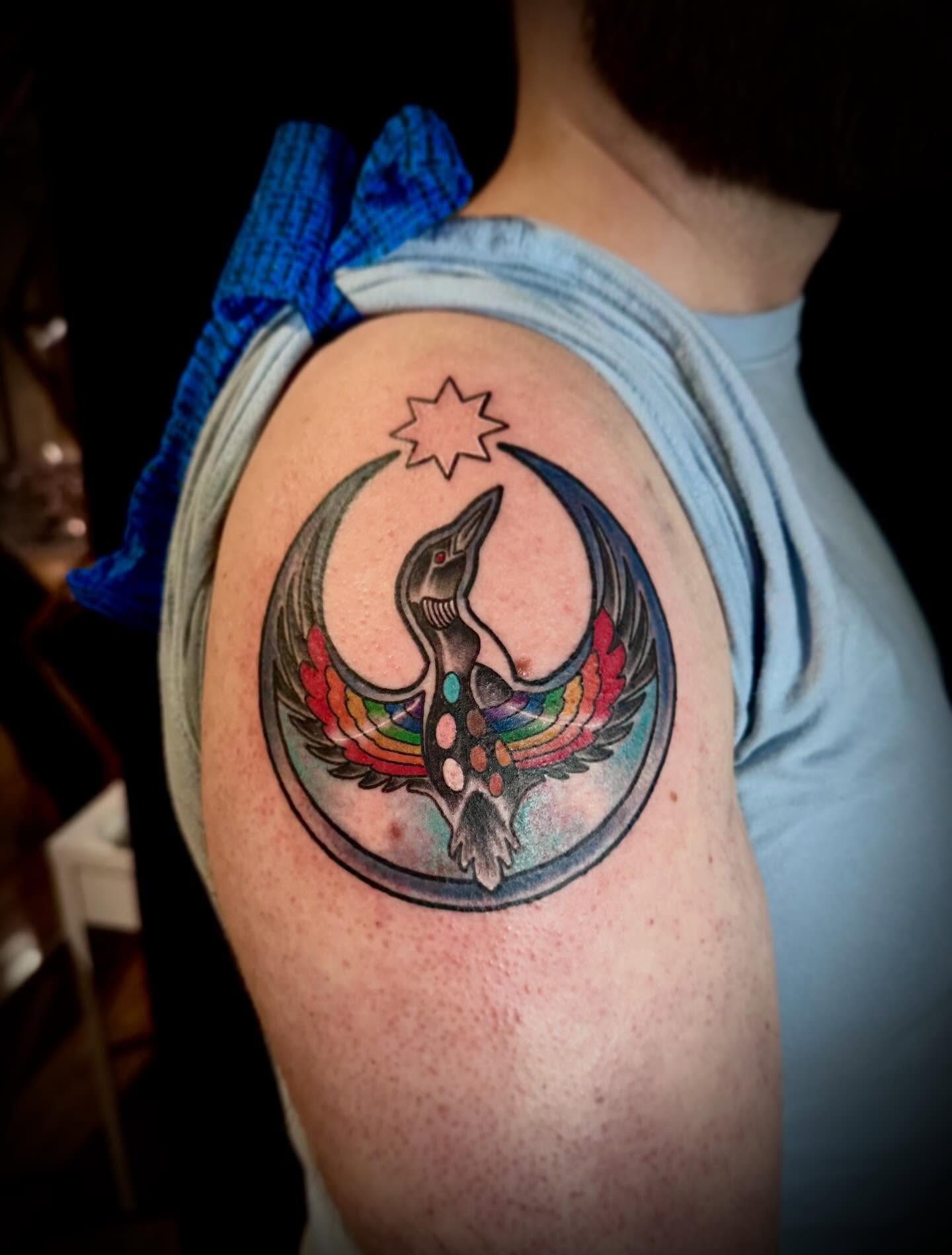 Bird with wings spread dotwork tattoo on the shoulder by 🏵