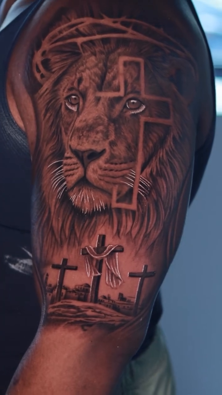 Lion and crown of thorns realism tattoo by Jose Alvaradođź’‰
