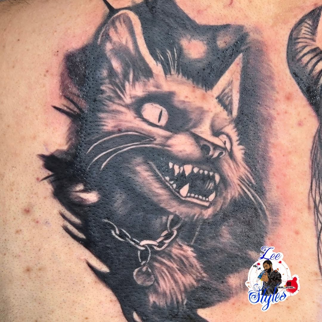 Angry cat realism tattoo on the back by Lee Styles π¨