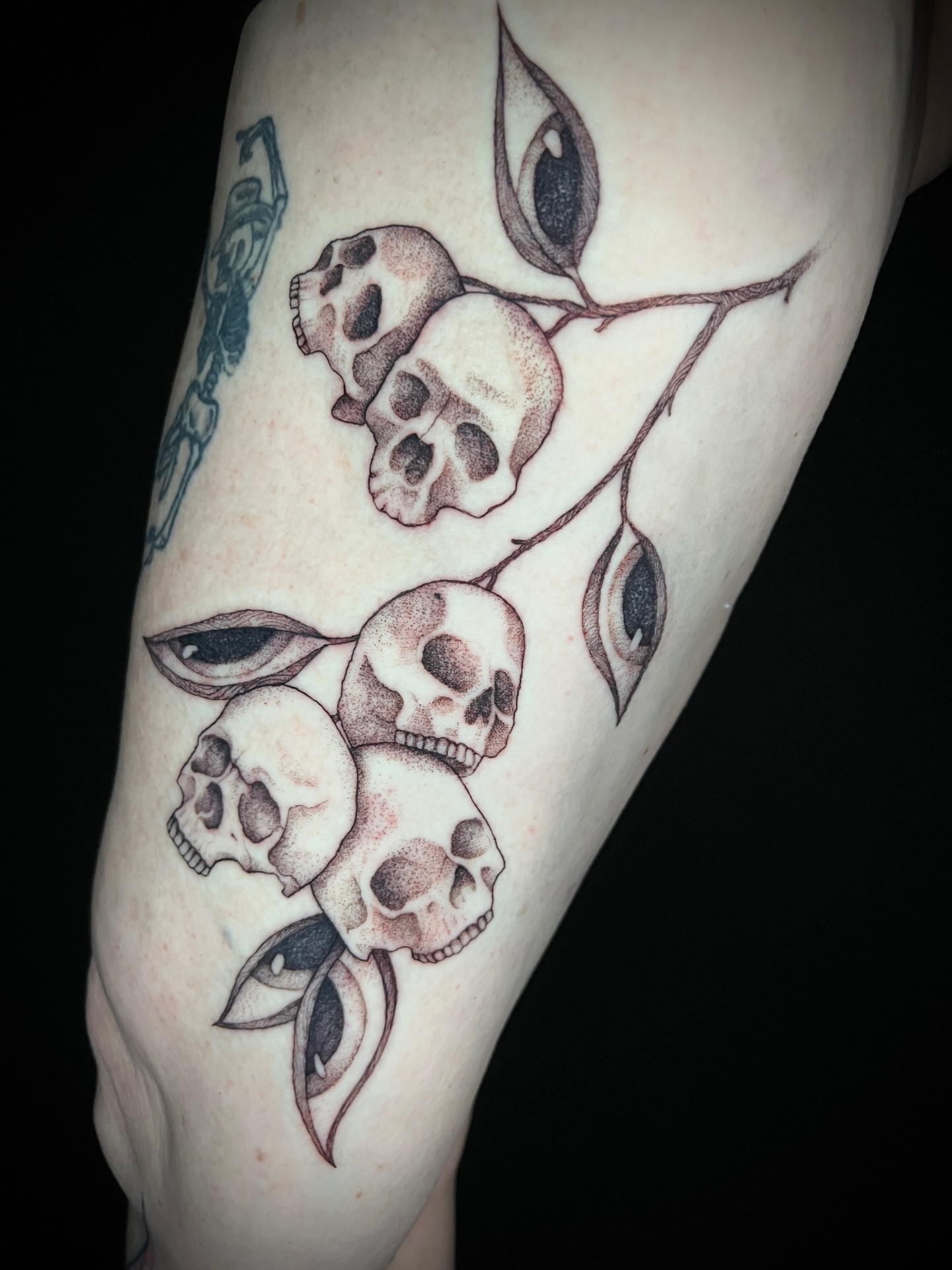 Skulls and leaves black and grey tattoo on the forearm by ✨ Pata Pardee ✨ illustration tattoo
