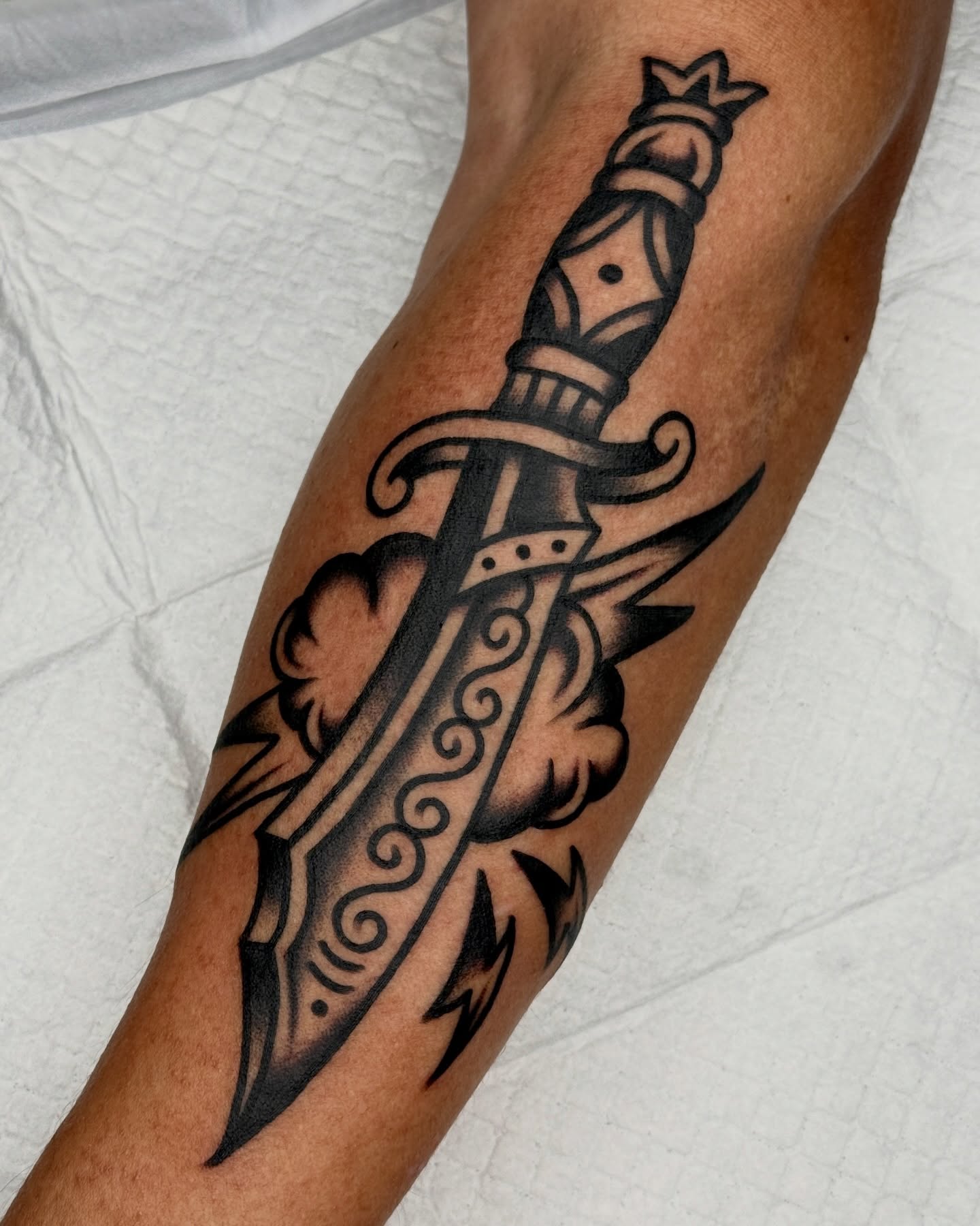 Sword American traditional tattoo on the forearm by 올드스쿨타투 블랙스쿨타투 부천타투 알로