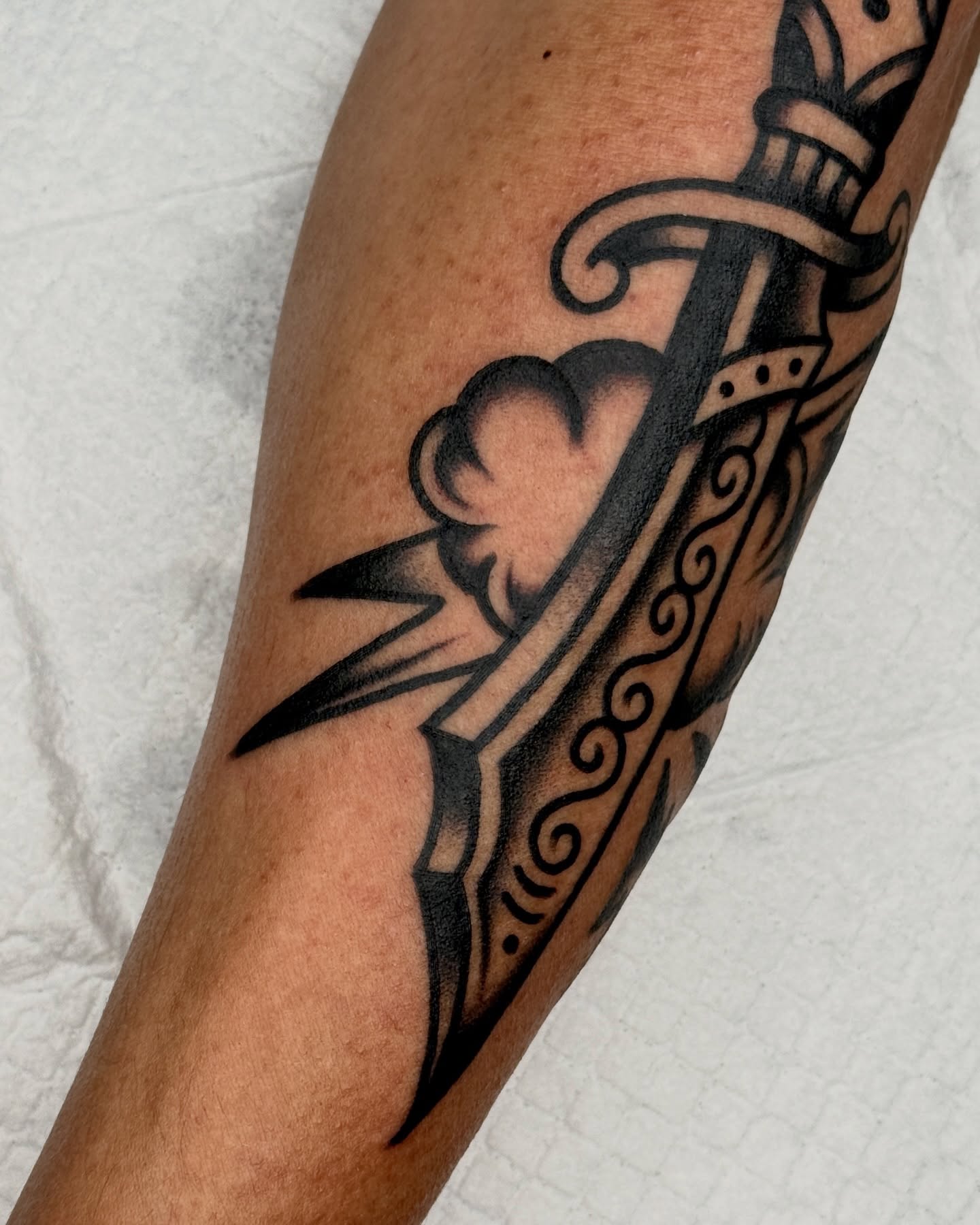 Knife and skull black and grey tattoo on the forearm by 올드스쿨타투 블랙스쿨타투 부천타투 알로