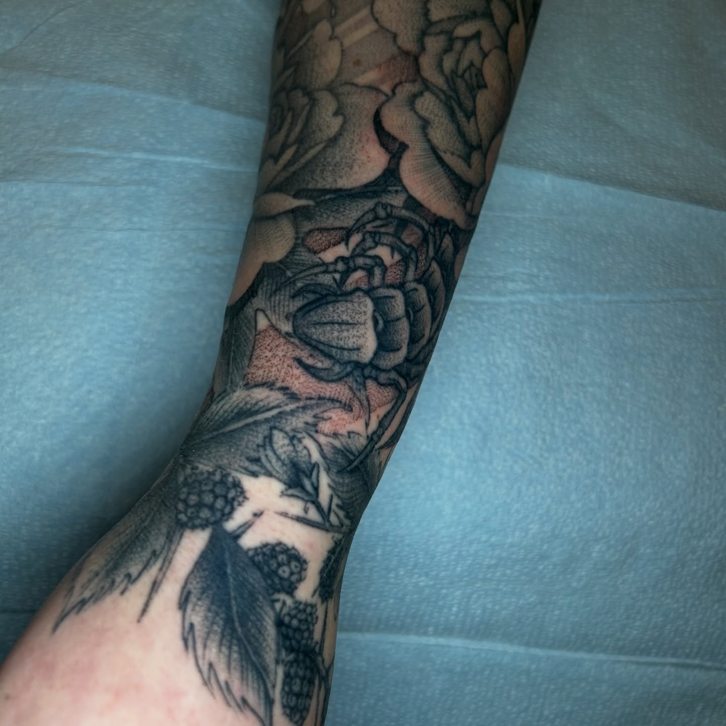 Floral arrangement black and grey tattoo on the forearm by 匚卂ㄒ乙丨ㄥㄥ卂