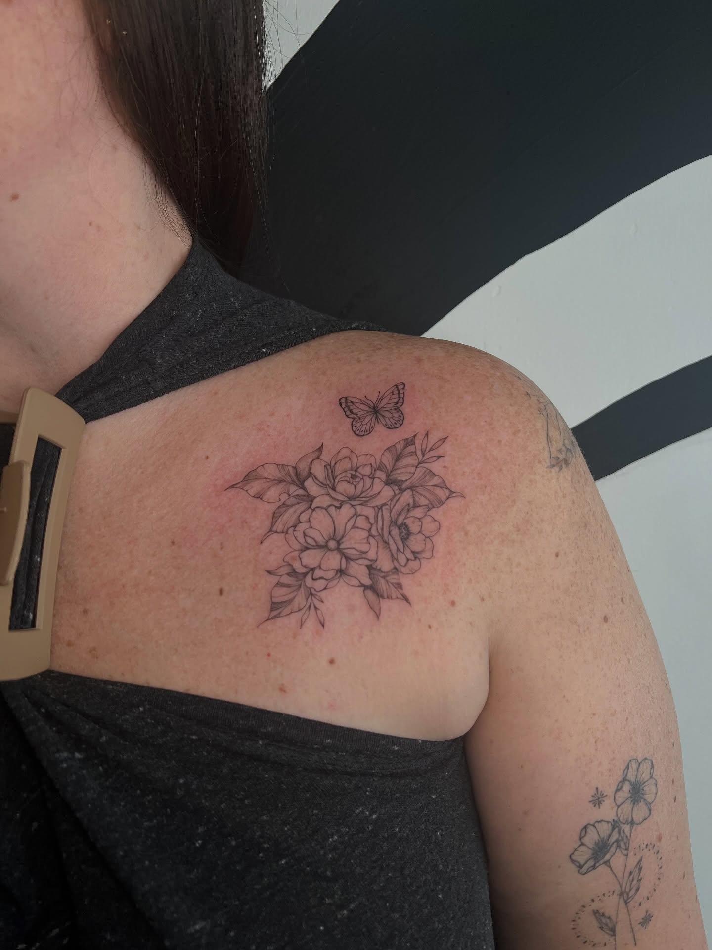 Flowers and butterfly black and grey tattoo on the shoulder by ✿ 𝐉𝐮𝐝𝐢 ✿ 𝐒𝐋𝐂, 𝐔𝐓 𝐅𝐢𝐧𝐞 𝐋𝐢𝐧𝐞 𝐓𝐚𝐭𝐭𝐨𝐨𝐬