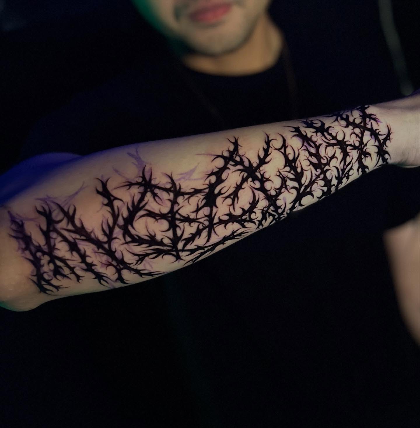 Thorn pattern tribal tattoo on the forearm by Vicious Marc
