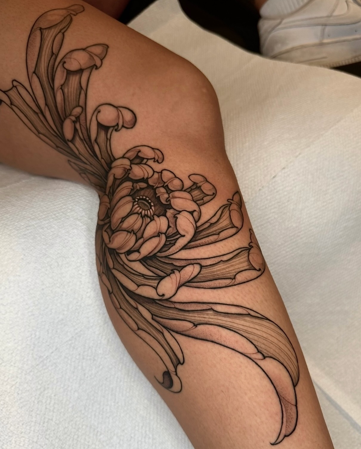 Tattoo by @robbiepina — black_and_grey