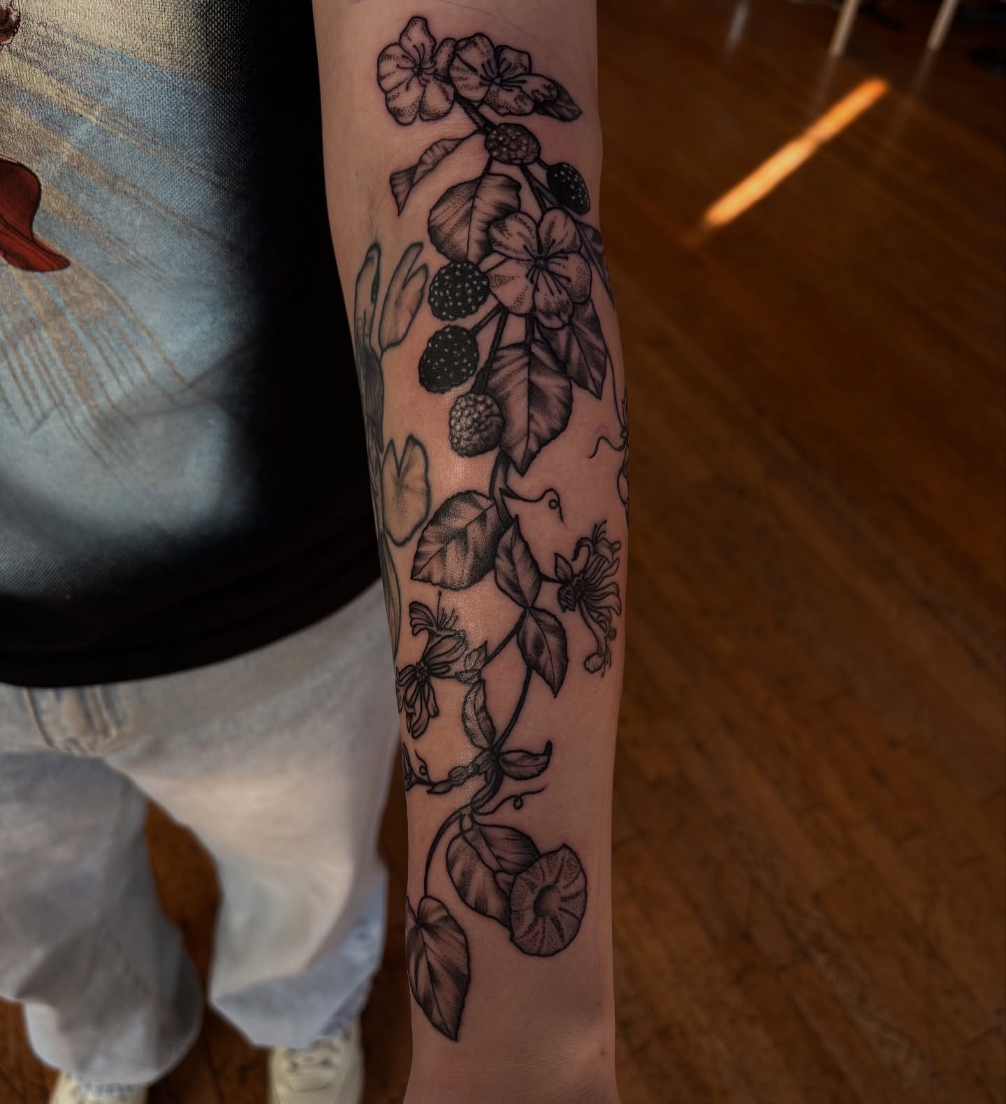 Flower vine black and grey tattoo on the forearm by 𓂃˚‧ 𓆸𝔏𝔦𝔫𝔷 ℭ𝔥𝔞𝔡𝔴𝔦𝔠𝔨 ੈ𑁍