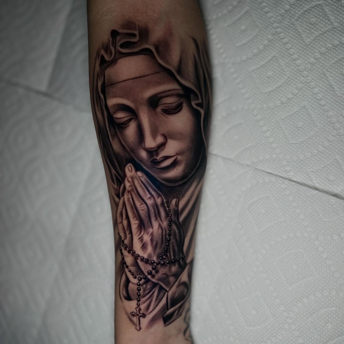 Praying woman realism tattoo on the forearm by Kevyn Vidal