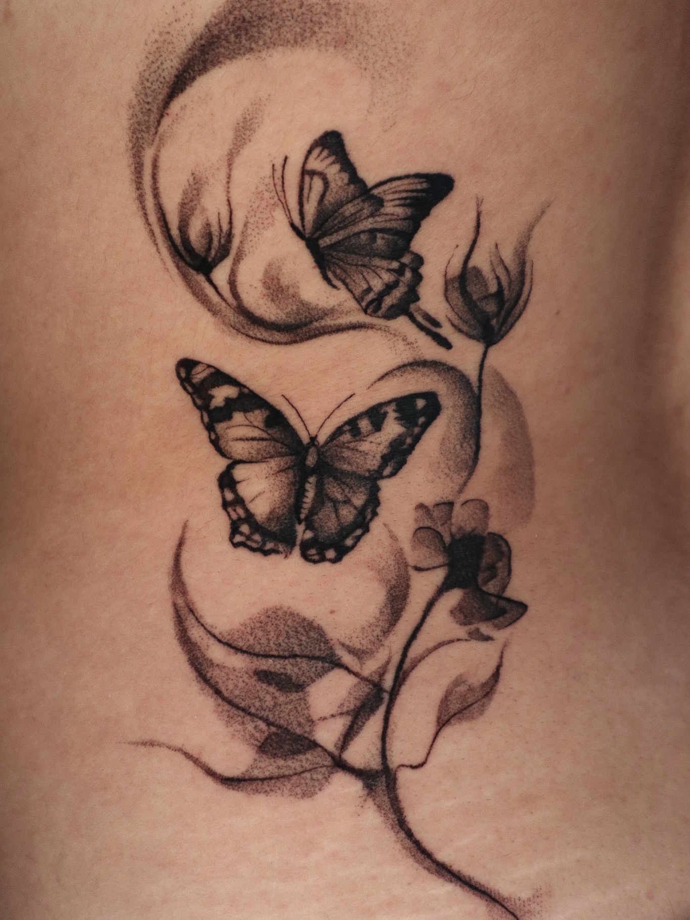 Butterflies and flowers dotwork tattoo on the thigh by 𝕮𝖔𝖓𝖓𝖔𝖗 ☾  ~ TATTOO ARTIST
